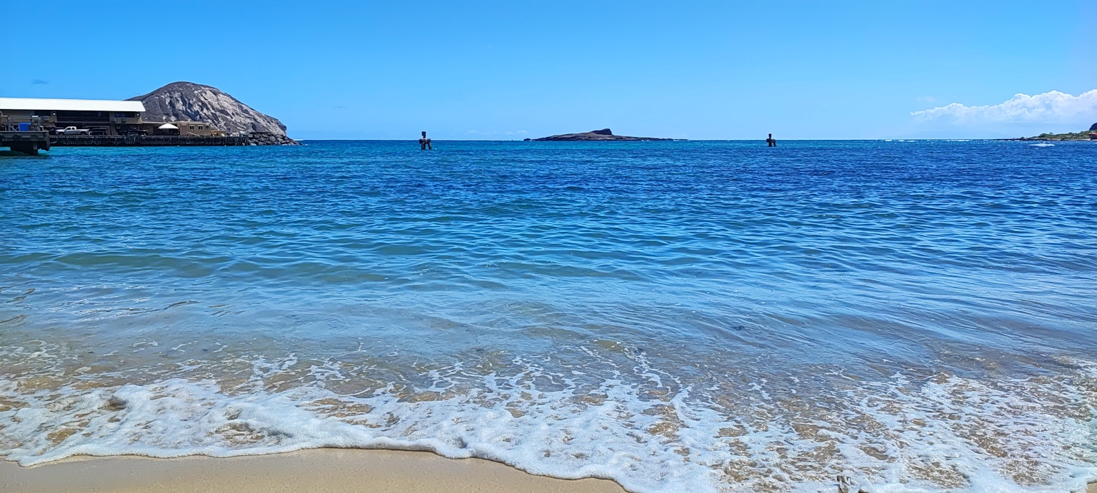 藍色海洋和沙灘的景色中有小島
