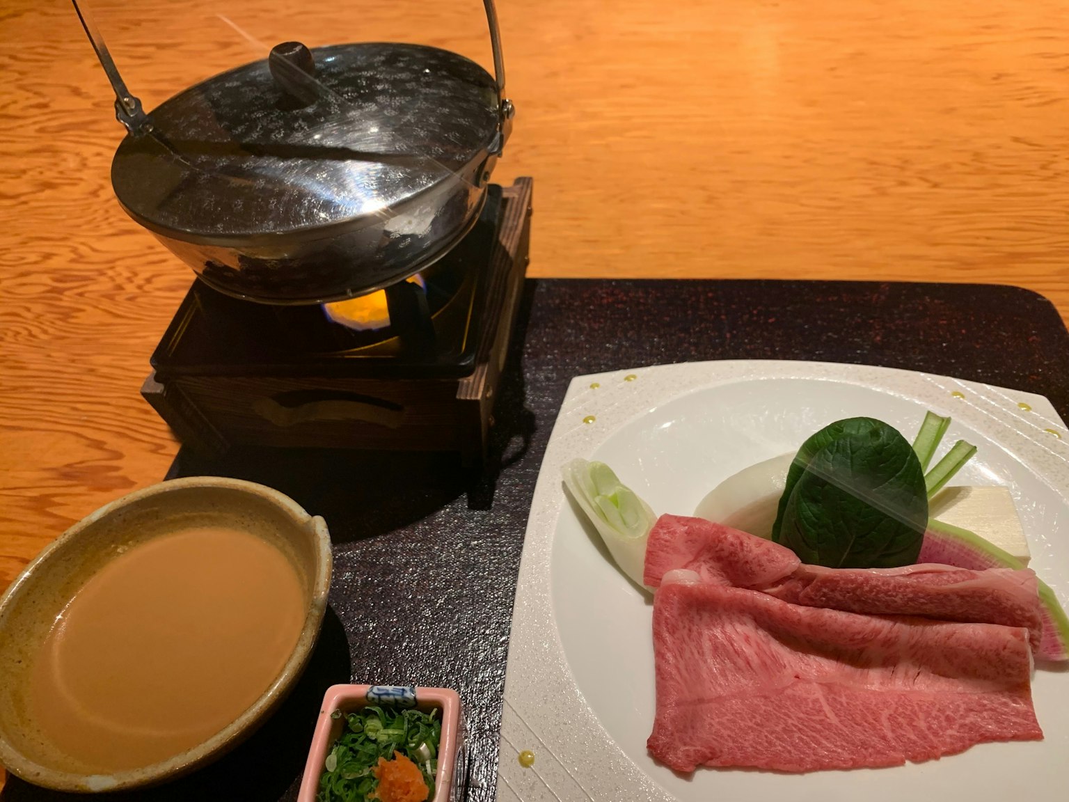 日本餐桌布置，热锅和生肉在盘子上