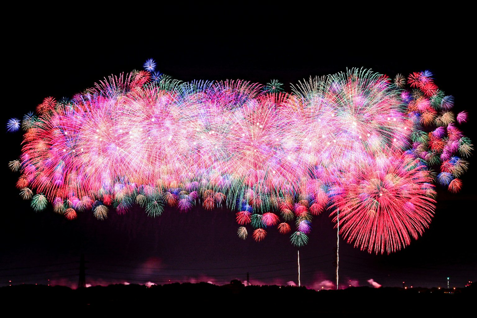 Pháo hoa đầy màu sắc chiếu sáng bầu trời đêm trong một màn trình diễn ngoạn mục