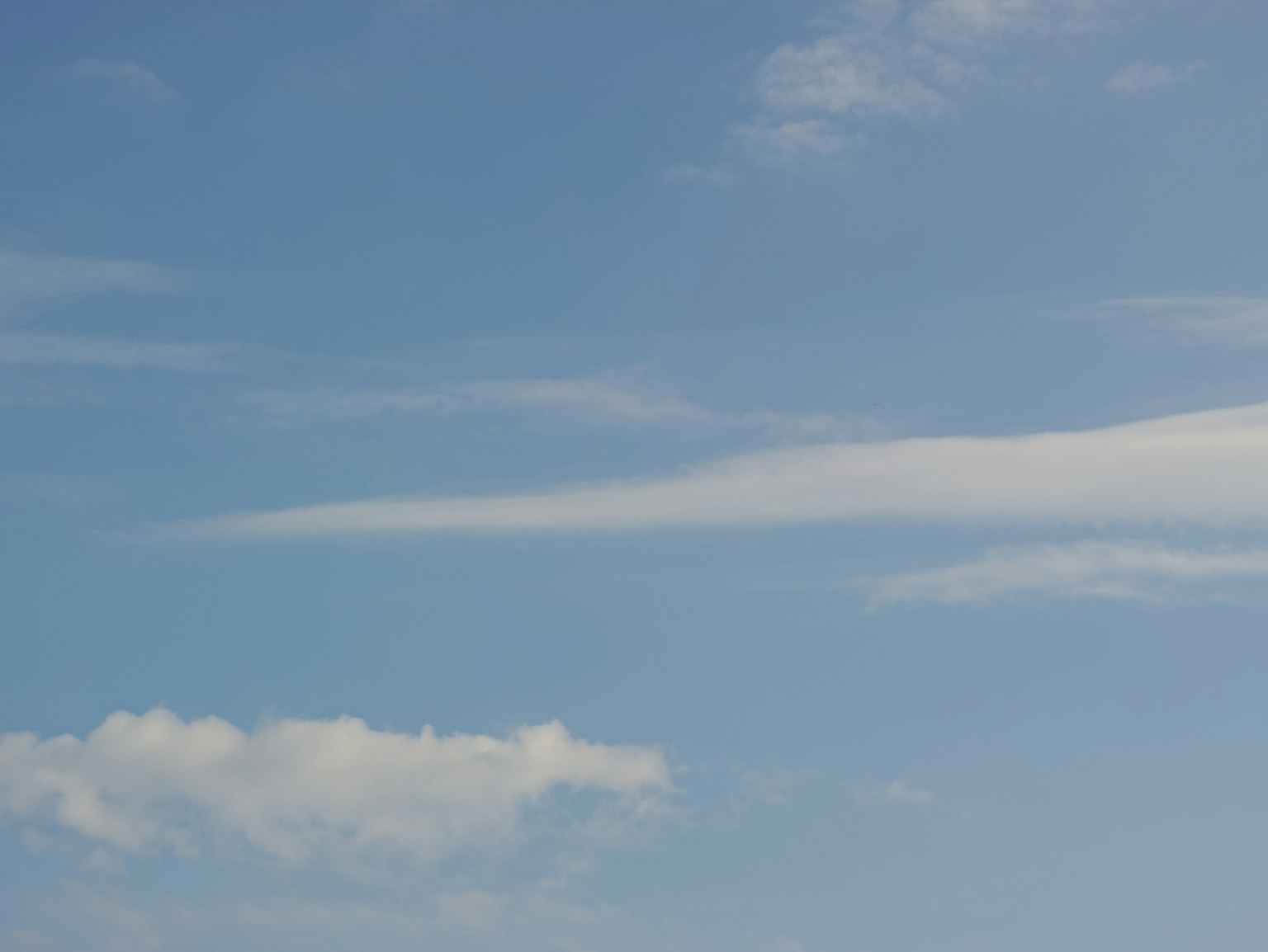 Ein klarer blauer Himmel mit dünnen weißen Wolken