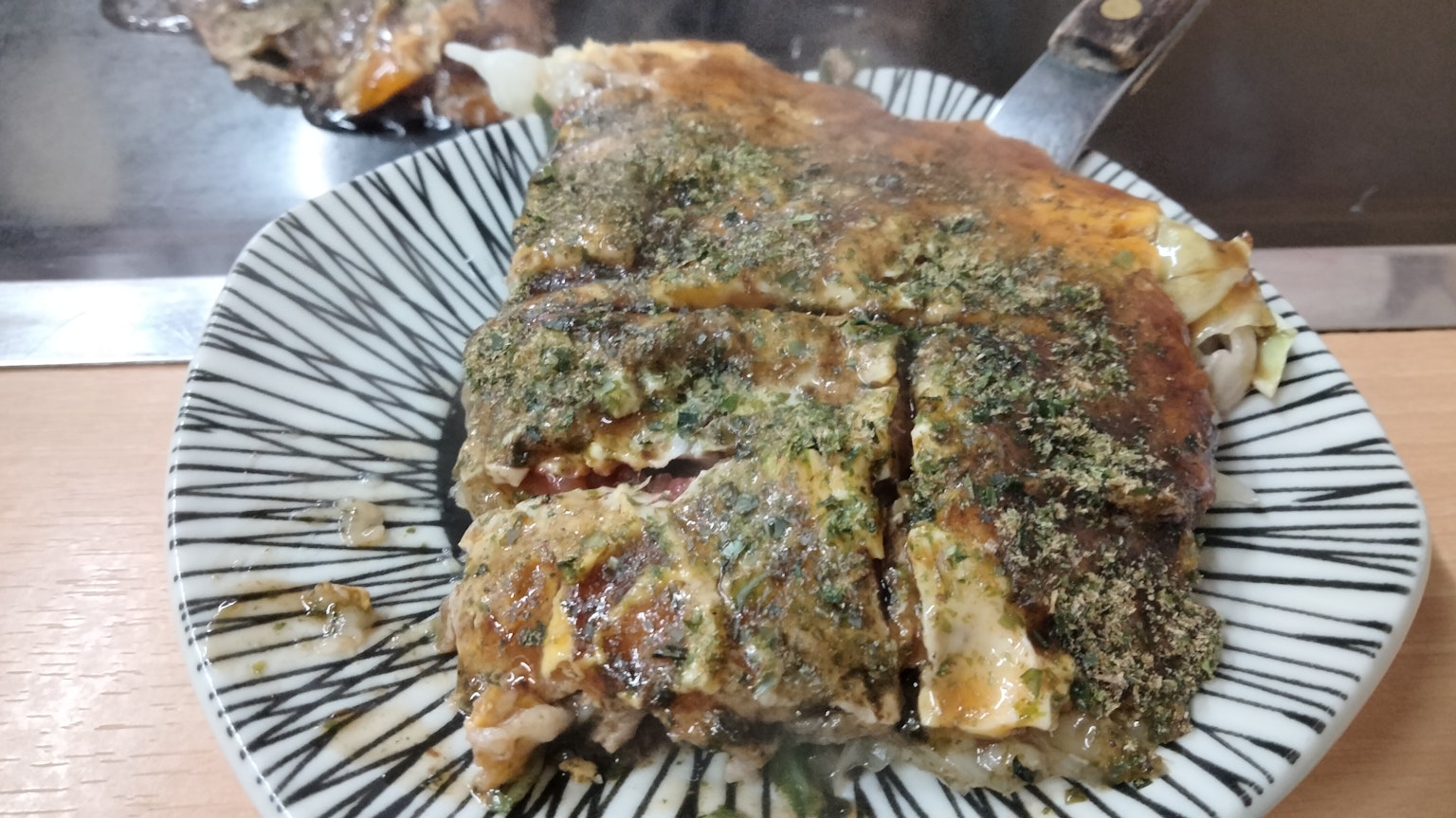 녹차 가루가 뿌려진 맛있는 일본식 오믈렛 조각