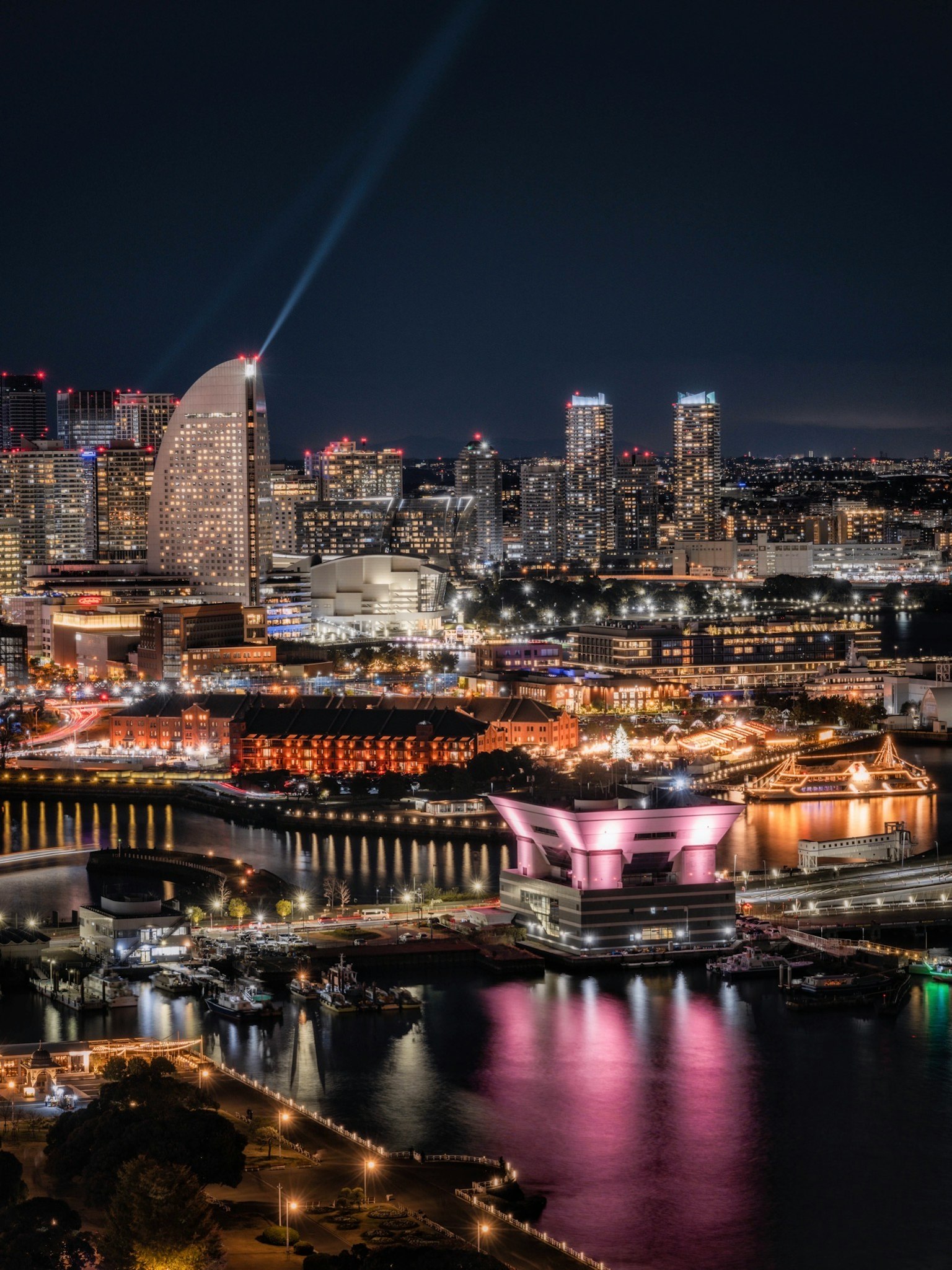 Vue nocturne impressionnante d'une ville avec des lumières colorées et des gratte-ciel
