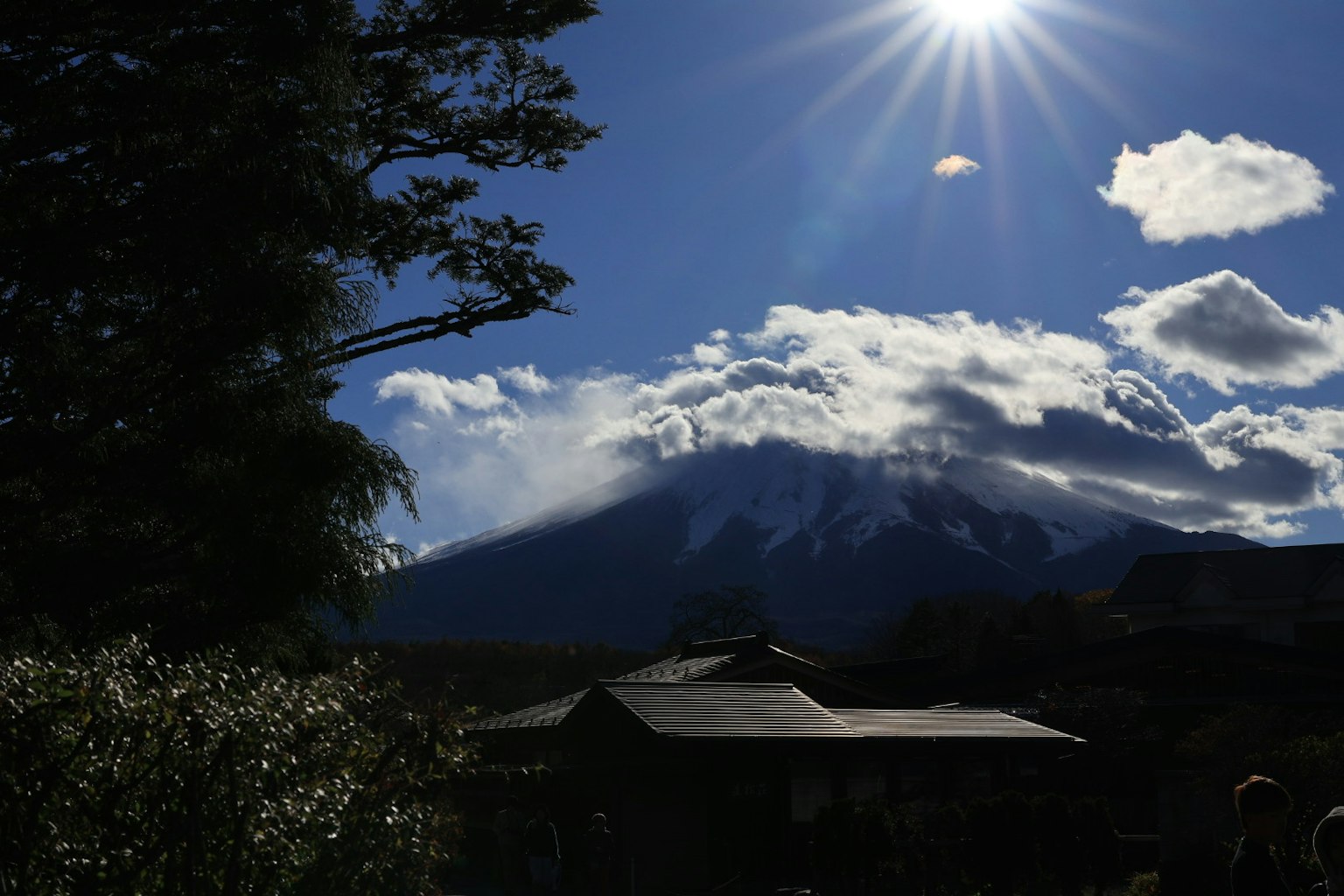 Pemandangan pegunungan dengan langit biru awan dan sinar matahari