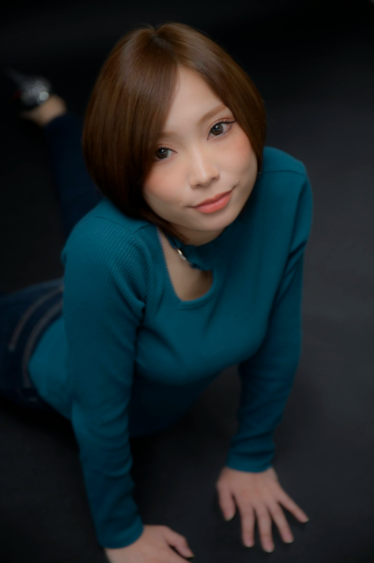 穿着蓝色上衣的女性摆出柔和的表情