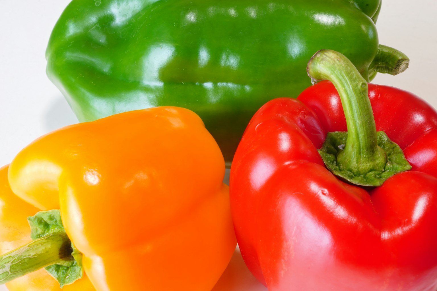 Immagine vivace di peperoni rossi, gialli e verdi disposti insieme