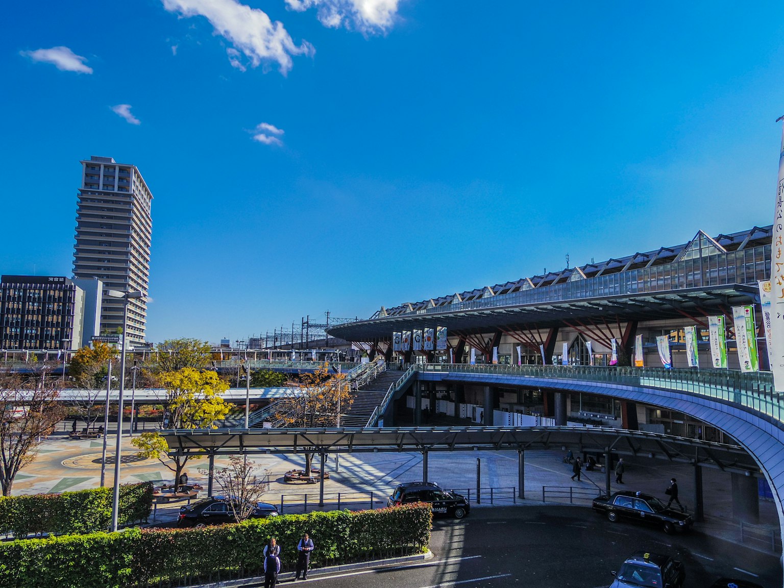 Paisaje urbano con un edificio de estación moderna bajo un cielo azul