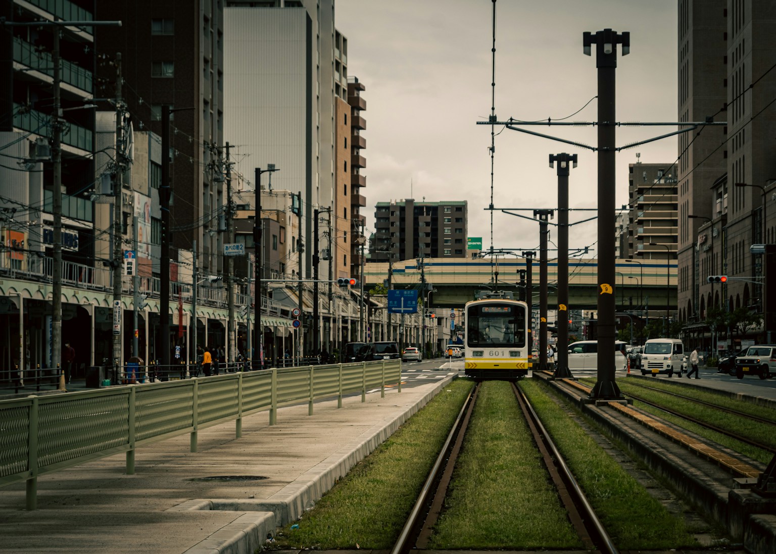 Scène de tram urbain avec des rails et des bâtiments le long de la rue
