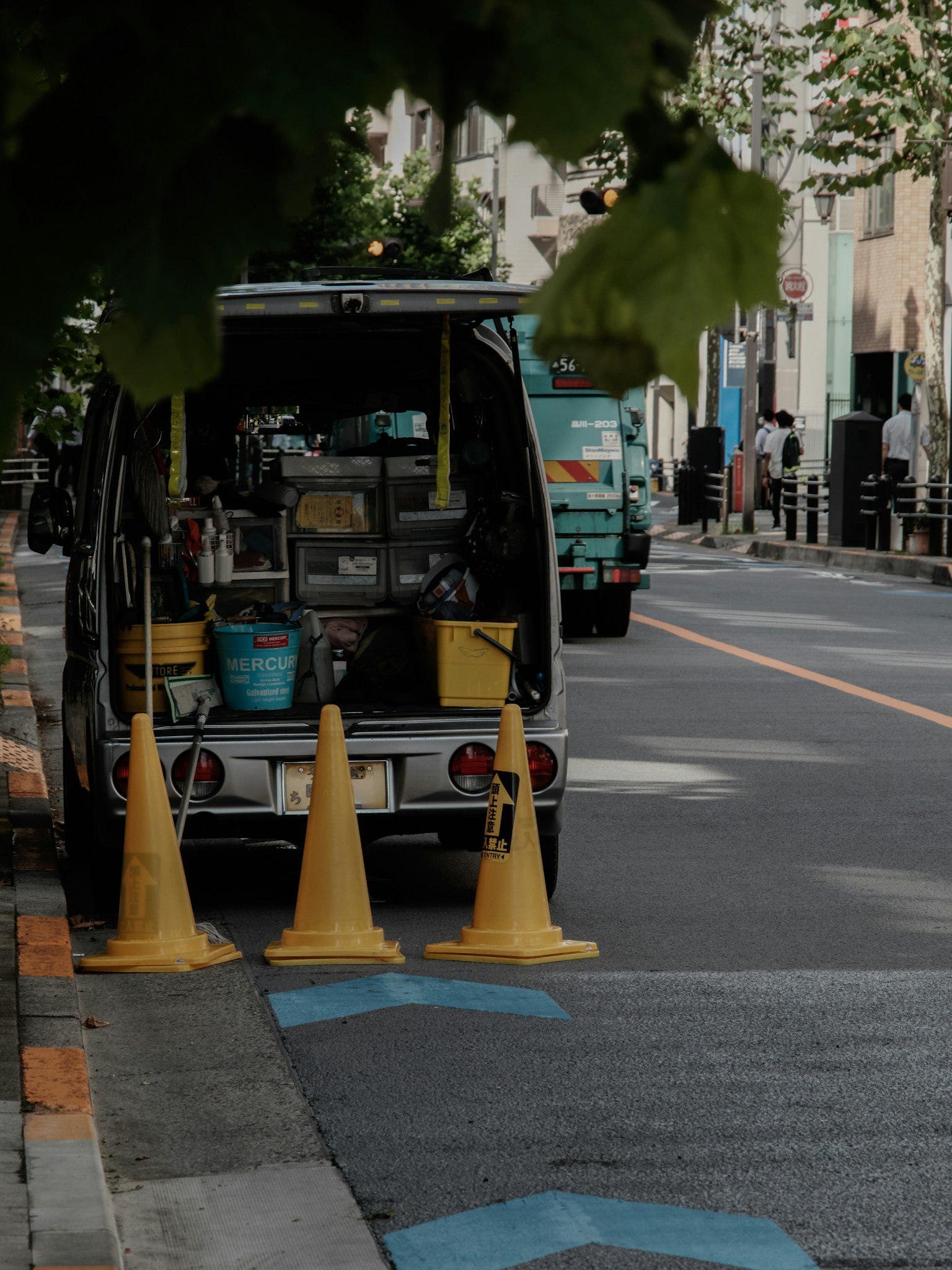 Petite camionnette garée dans la rue avec des cônes de circulation