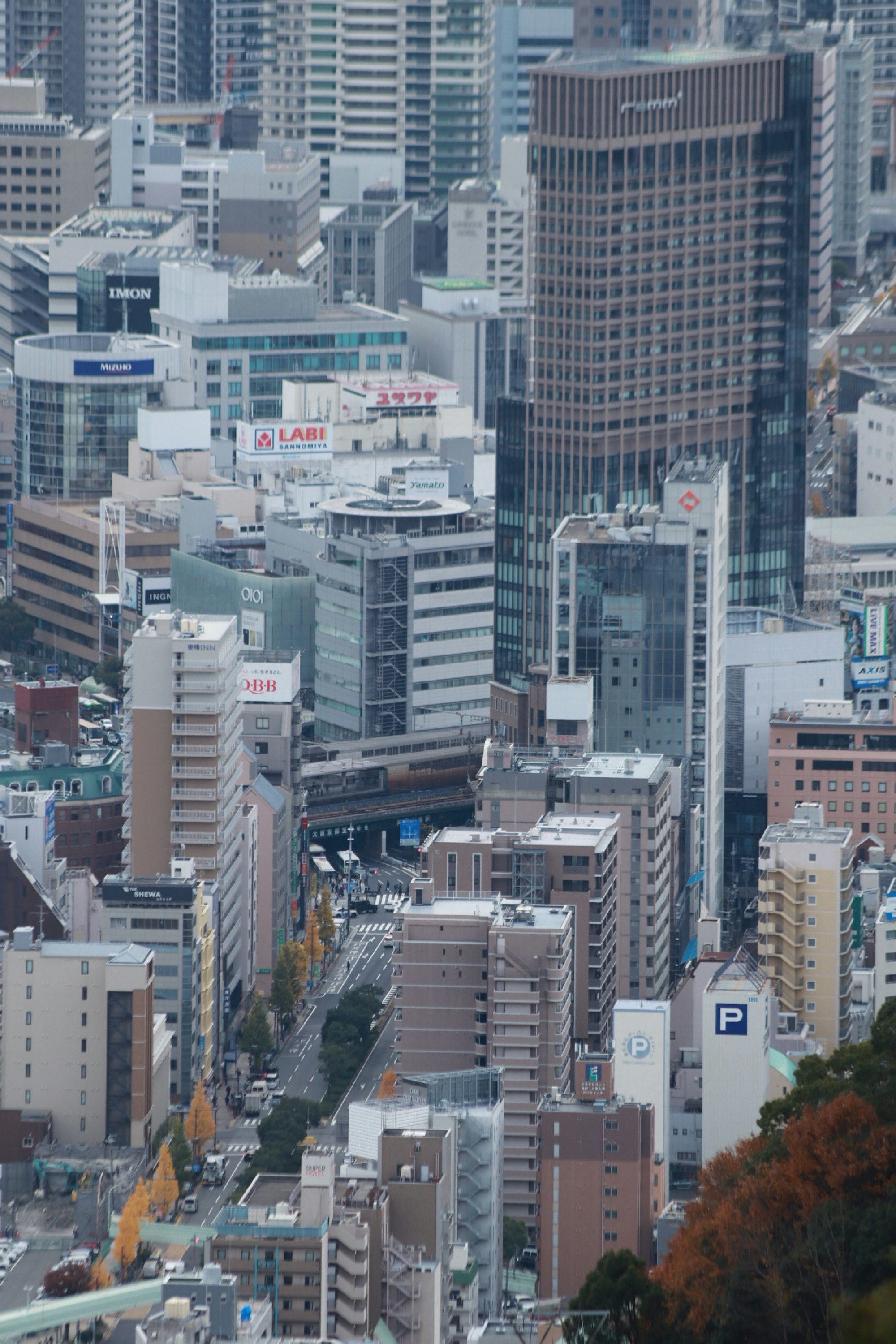 神戸・三ノ宮の街並みを見下ろす都市風景