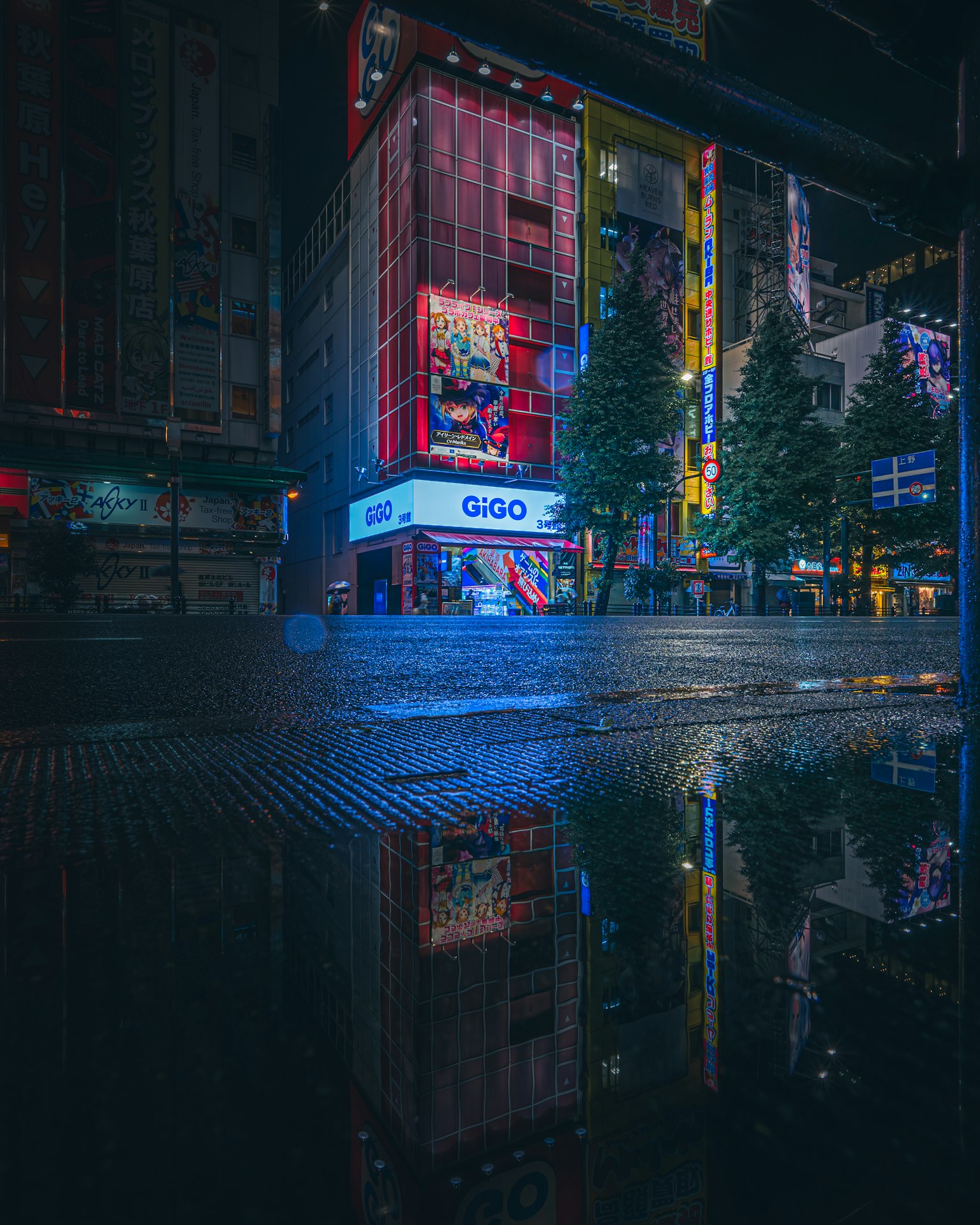 夜間城市景觀，濕街道上的藍色霓虹反射