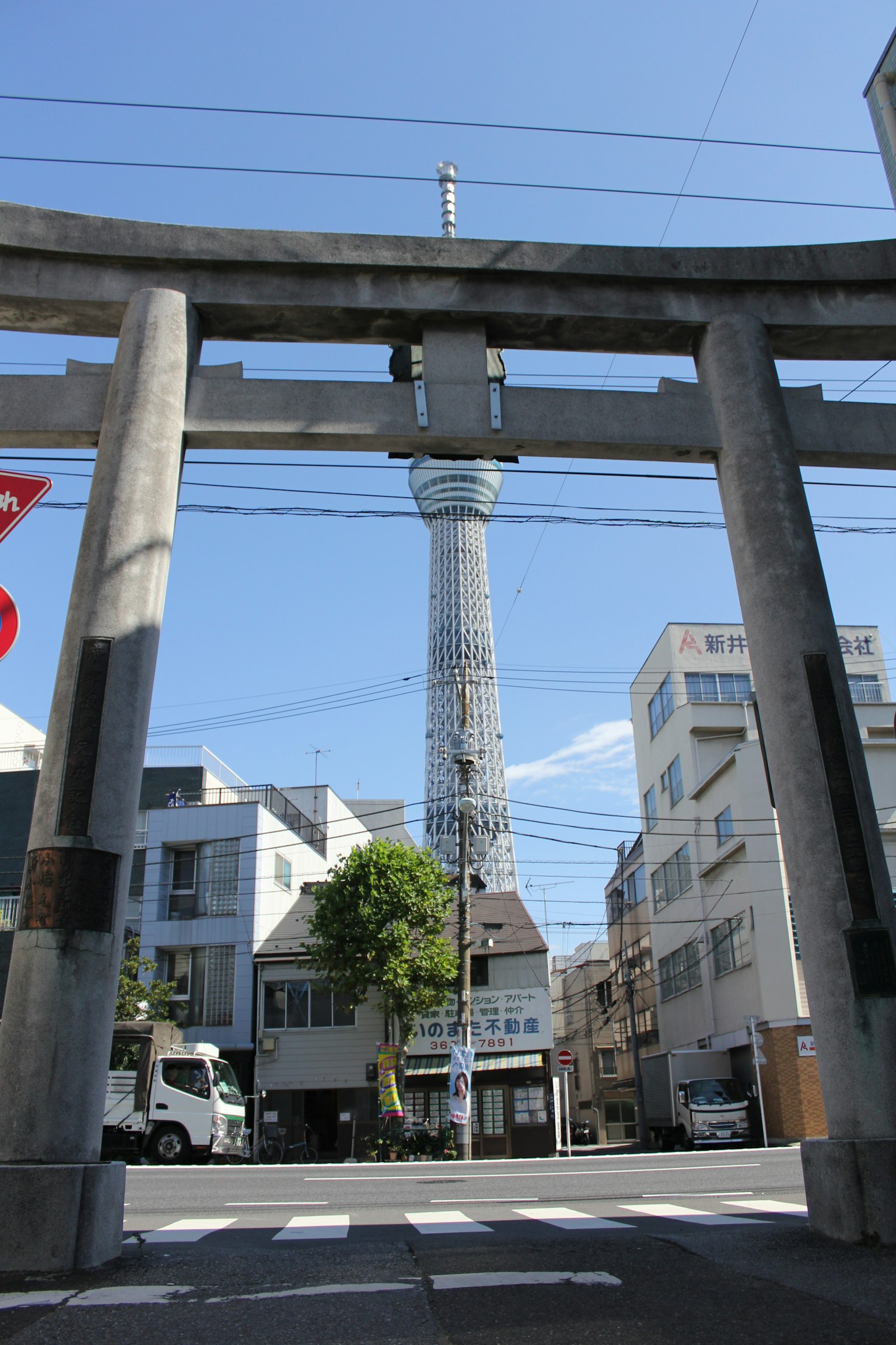 東京晴空塔透過鳥居在城市環境中可見