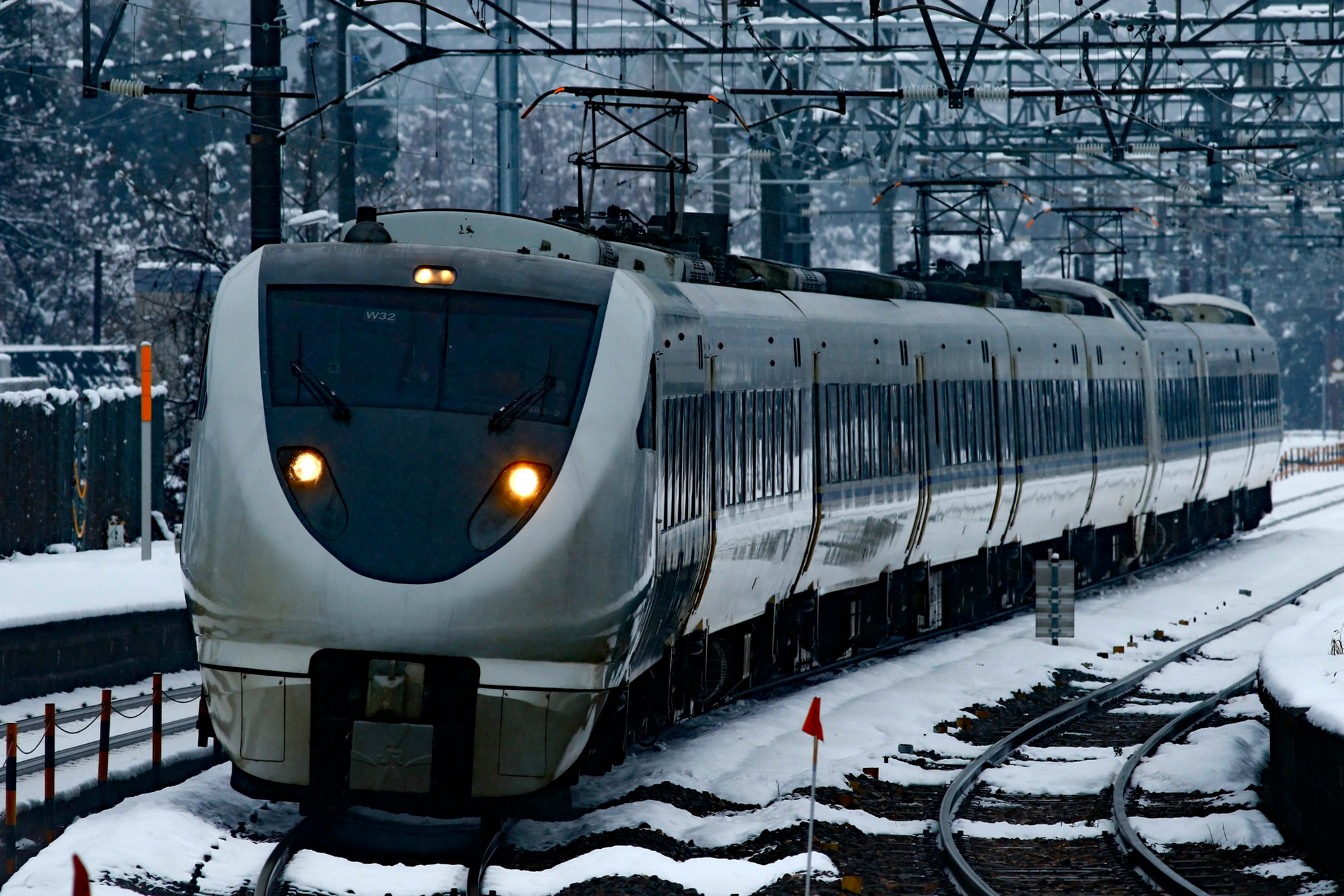 雪の中を走る現代的な列車の写真