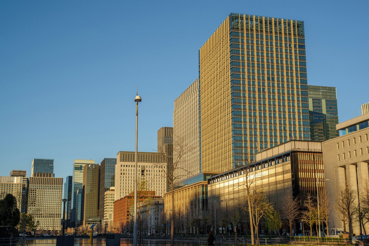 Stadtansicht mit modernen Gebäuden unter blauem Himmel