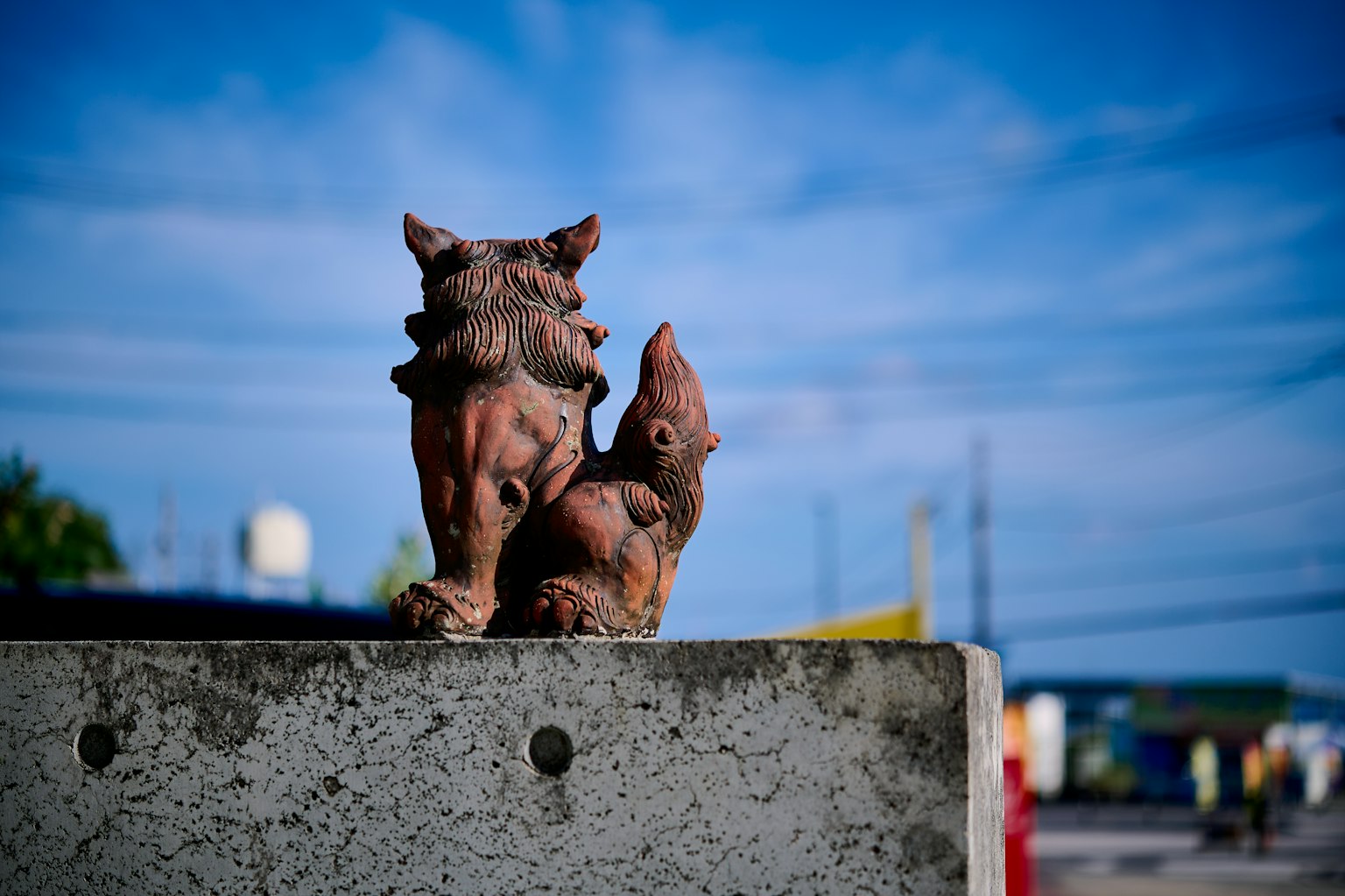 Eine auffällige Tier-Skulptur unter einem blauen Himmel platziert