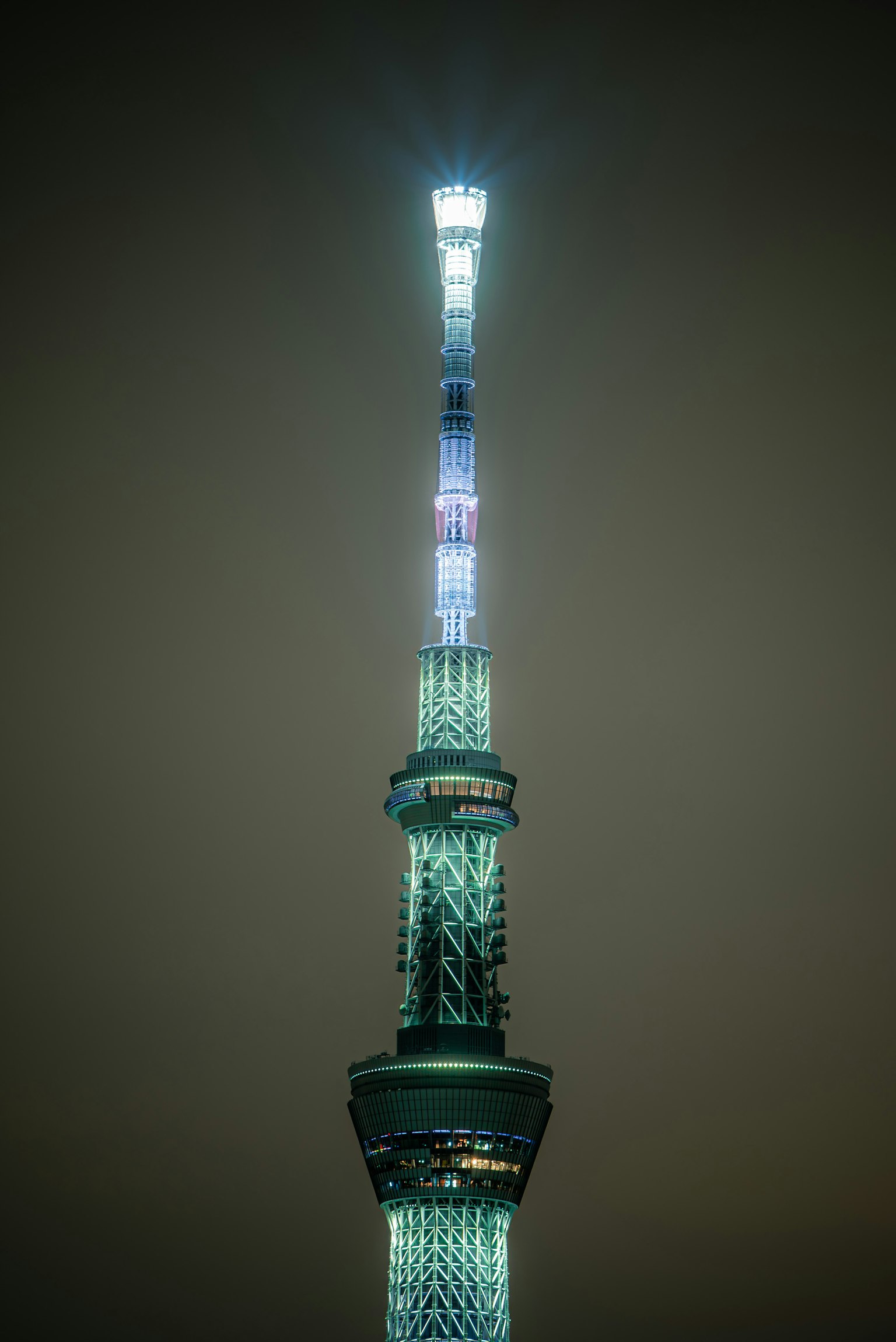 Tokyo Skytree illuminé la nuit avec des lumières vives