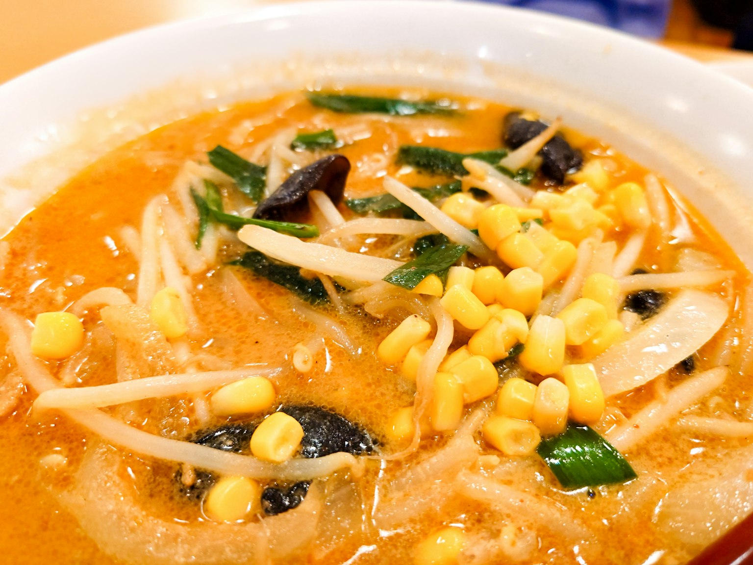 Bol de soupe avec du maïs et des légumes