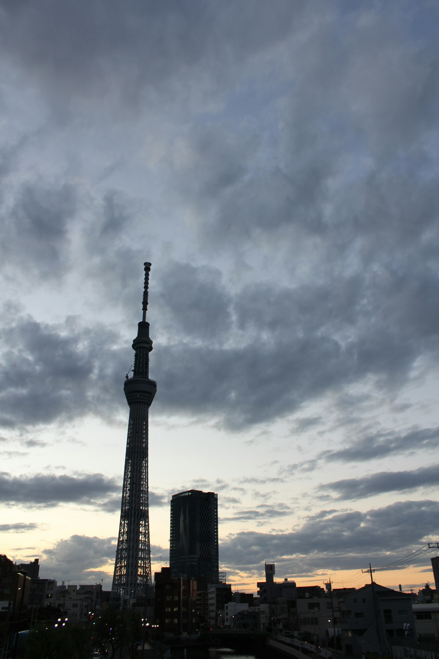 Tokyo Skytree vor einem Dämmerungshimmel