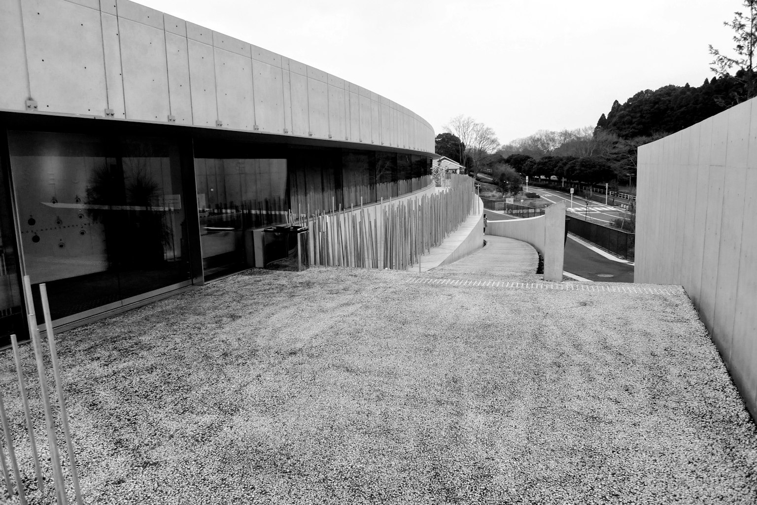 一個包含混凝土建築和礫石小道的風景