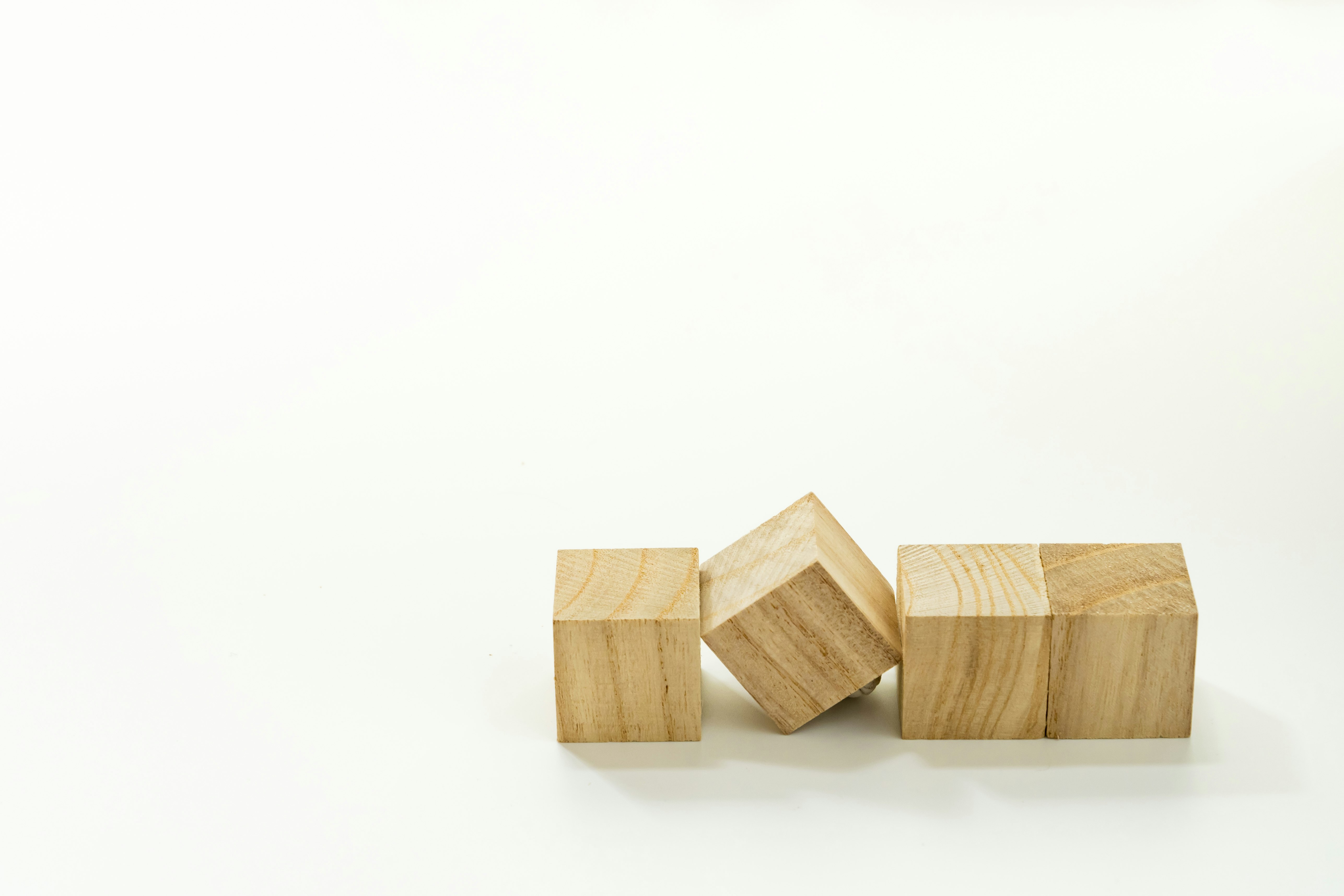 木製ブロックで組まれたパズルのようなオブジェクト
