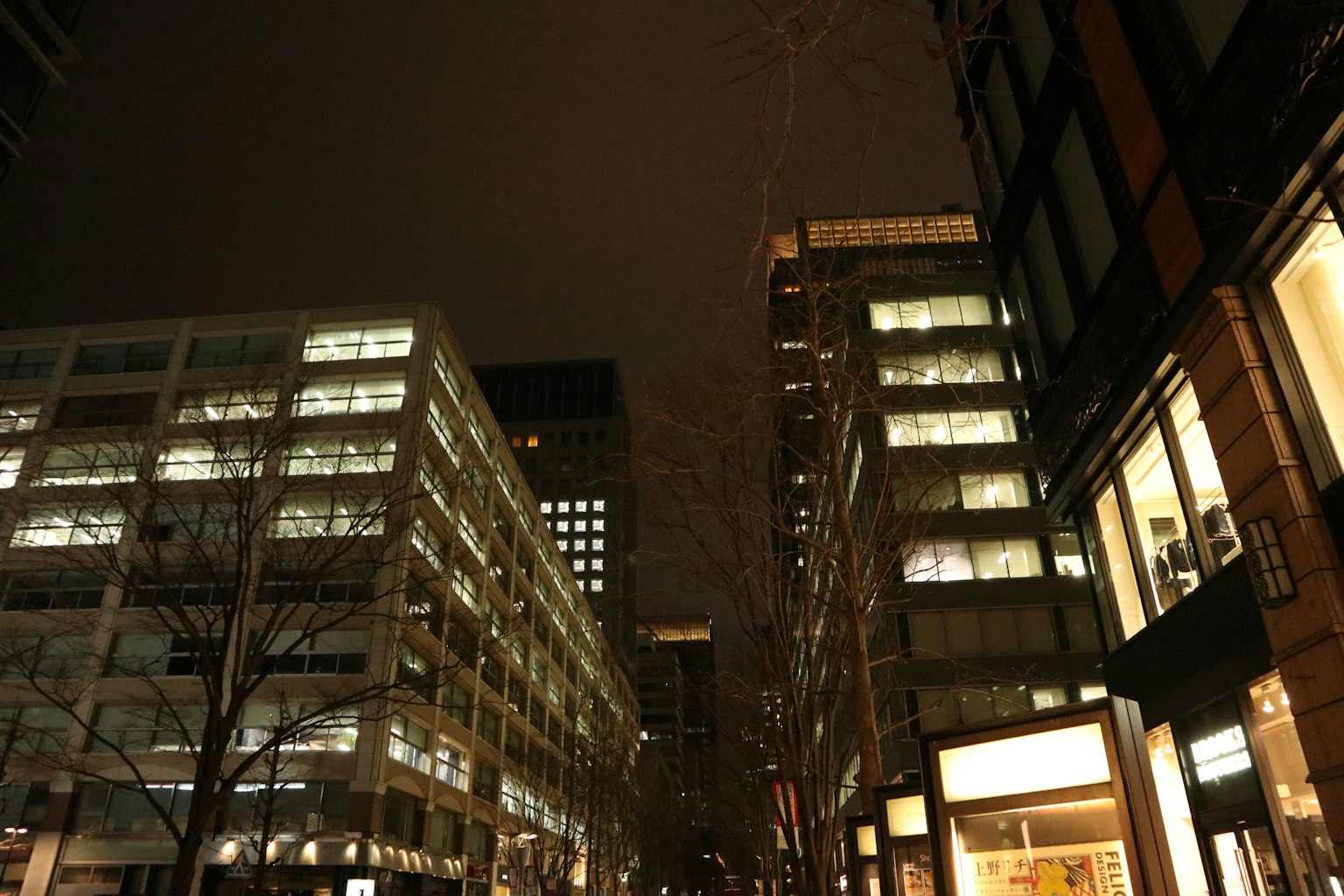 Nächtliche Stadtansicht mit hohen Gebäuden beleuchteten Fenstern