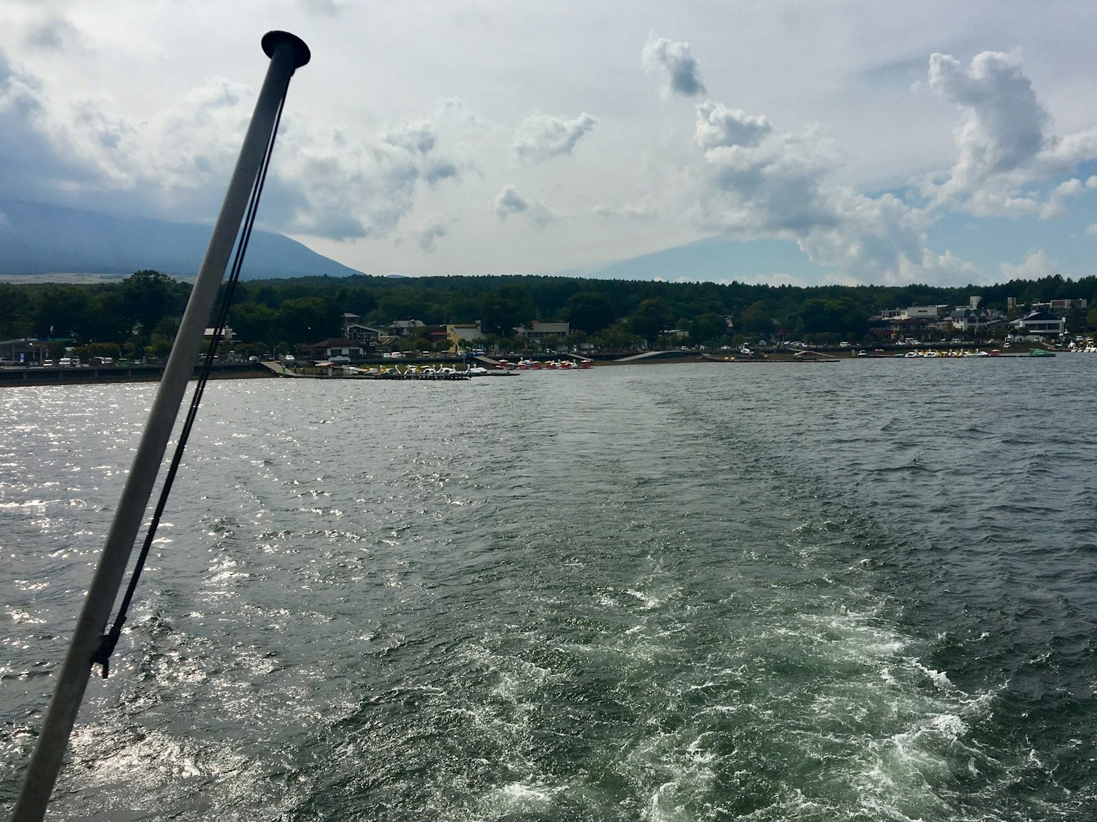Vista del mar y la costa desde la parte trasera de un barco