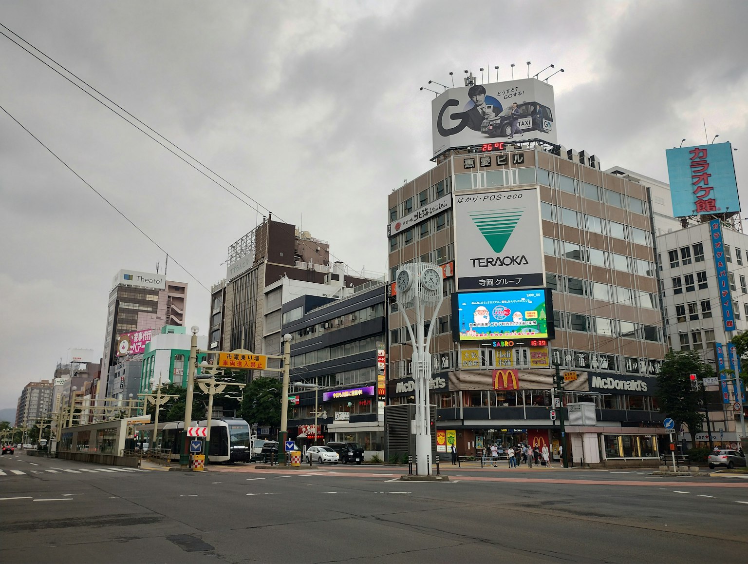 Persimpangan kota dengan gedung dan papan iklan