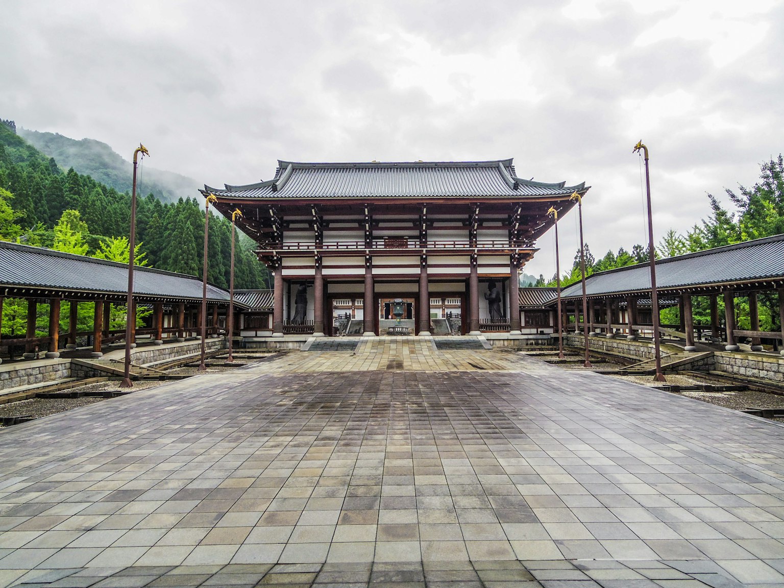 美丽的传统日本建筑正面和宽敞的庭院