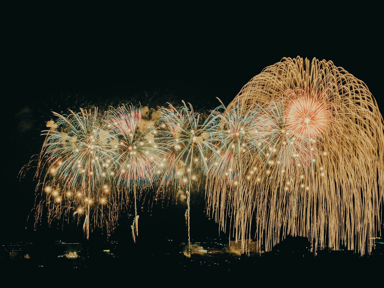 夜空に広がる花火の美しいショー 色とりどりの光が輝く