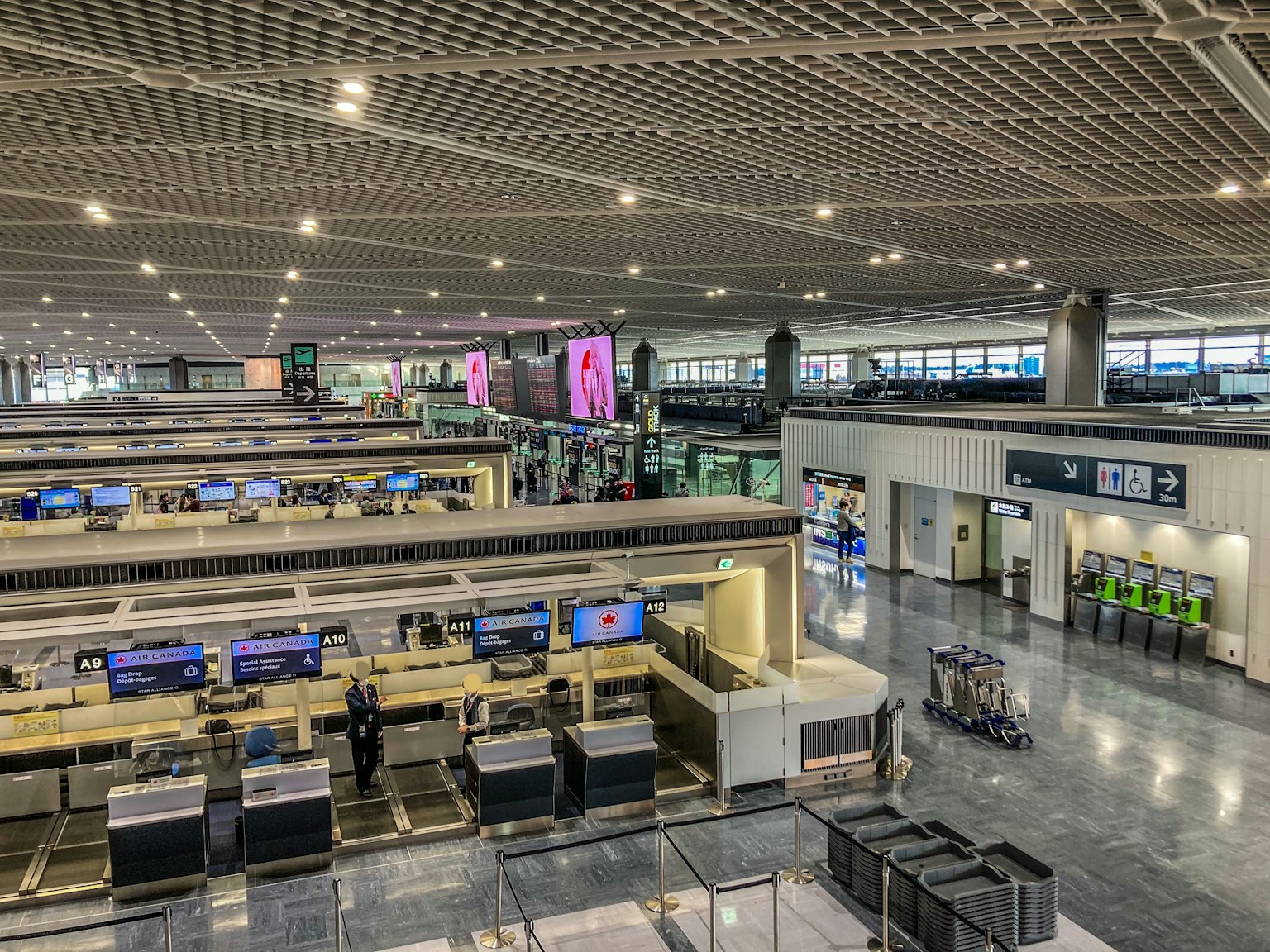 Área de facturación moderna del aeropuerto con iluminación brillante