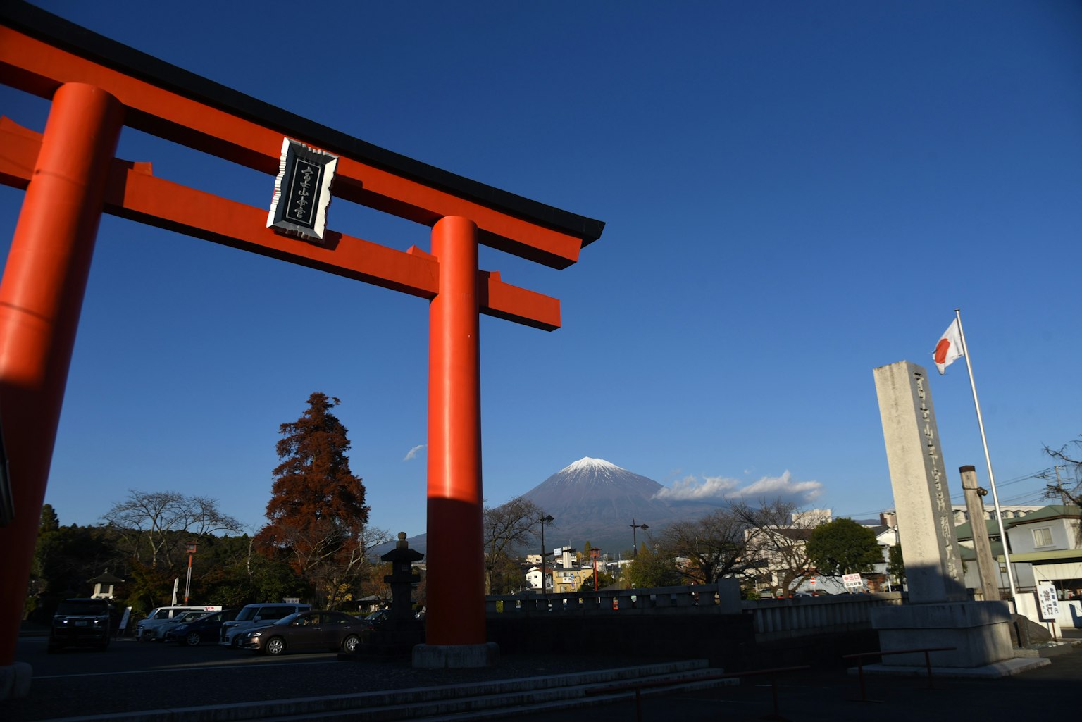 Gerbang torii merah dengan latar belakang Gunung Fuji di bawah langit biru