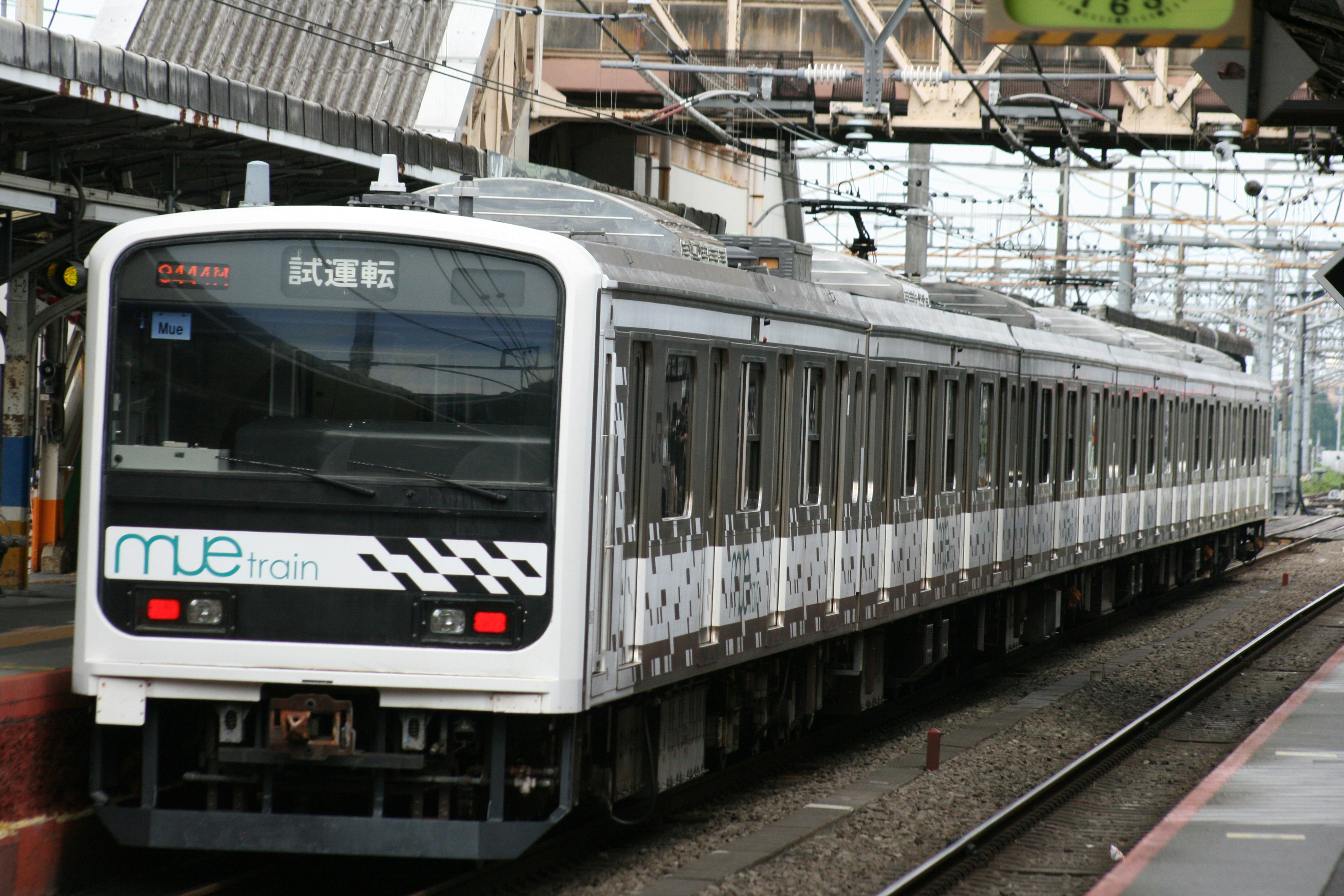車站月台上停靠的列車