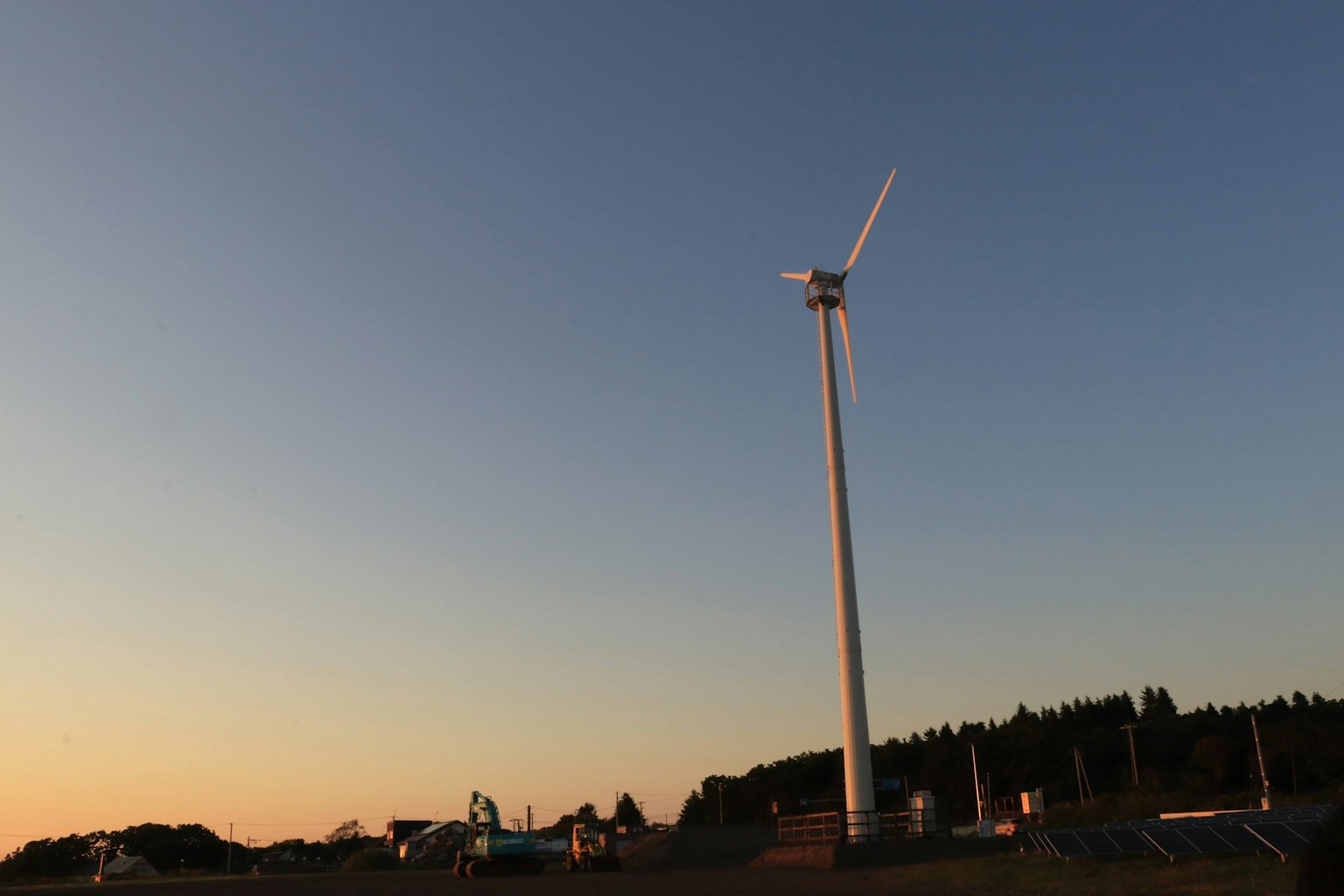 Éolienne contre un ciel au coucher du soleil