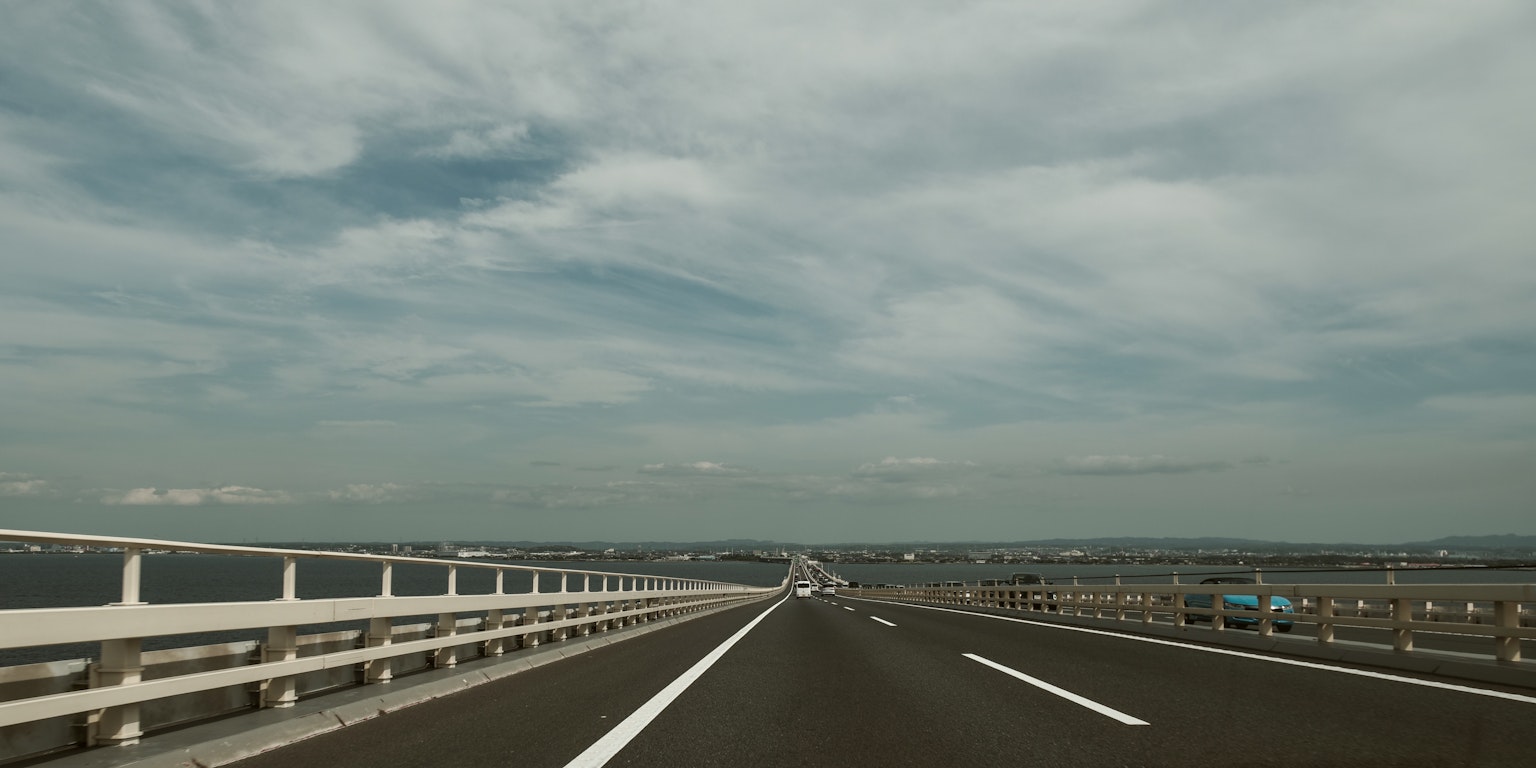 宽阔的高速公路和晴朗的天空以及远处的风景