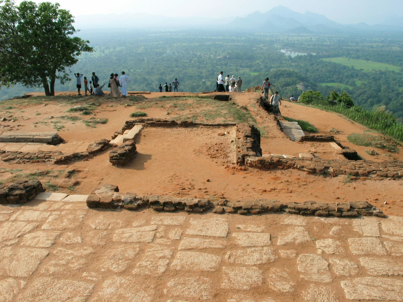 Di tích cổ Sigiriya với phong cảnh xanh tươi ở phía sau