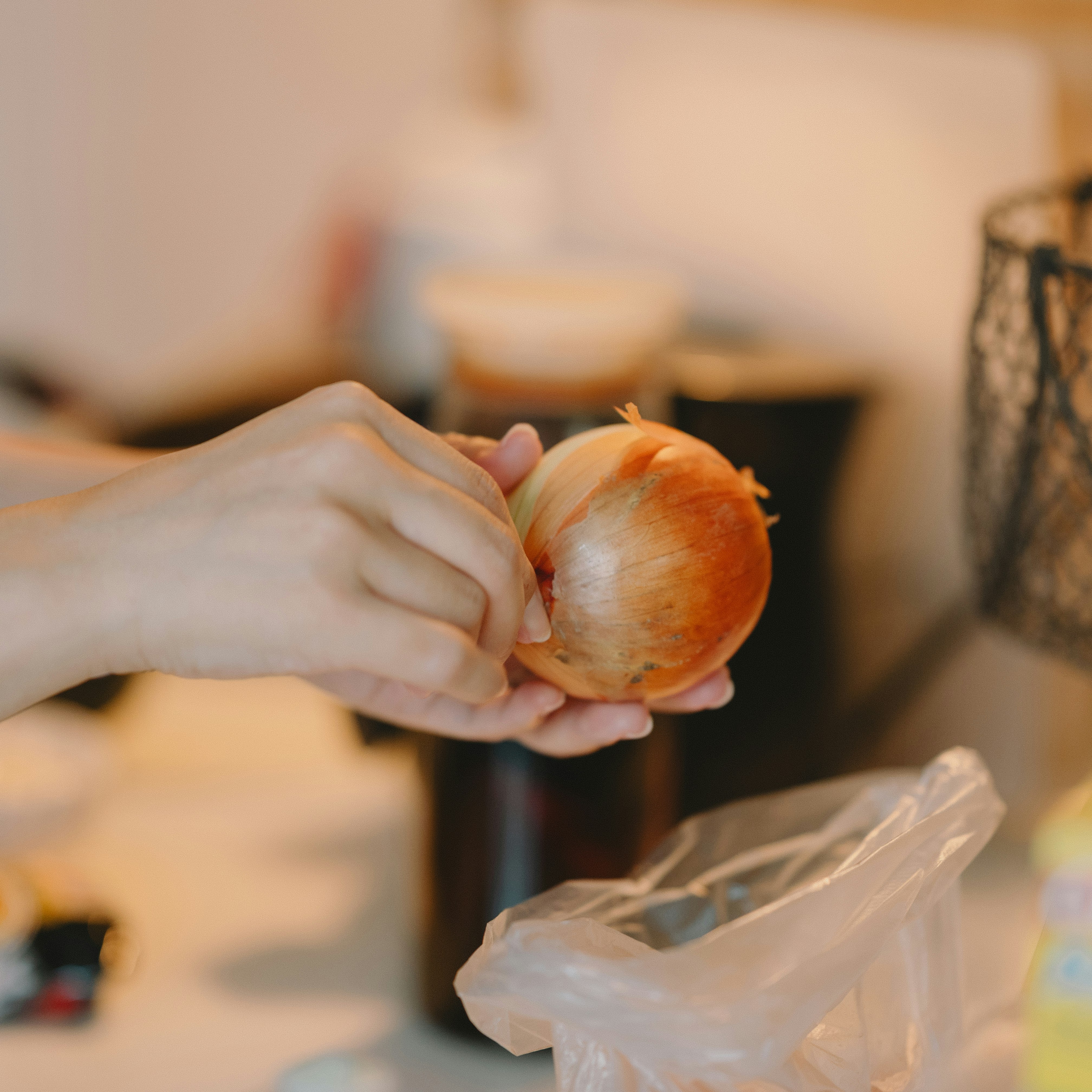 mains tenant un oignon dans une scène de cuisine à la maison