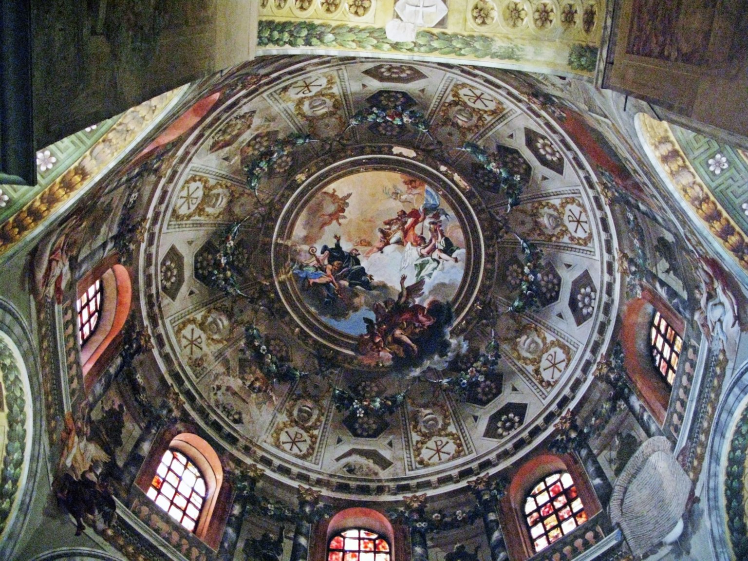 Peinture murale décorative sur un plafond en dôme avec des motifs vibrants