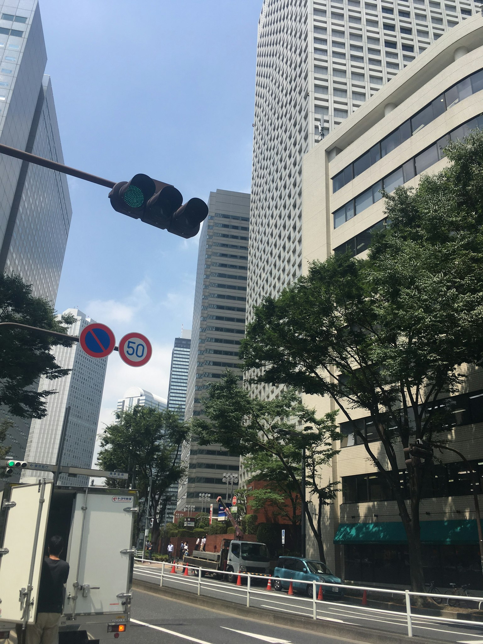ทิวทัศน์ถนนในเมืองที่มีสัญญาณจราจรและอาคารสูง