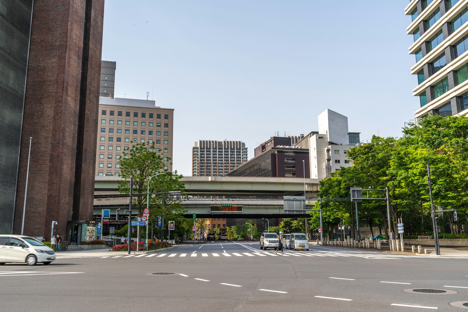 Incrocio urbano con autostrada sopraelevata e edifici visibili