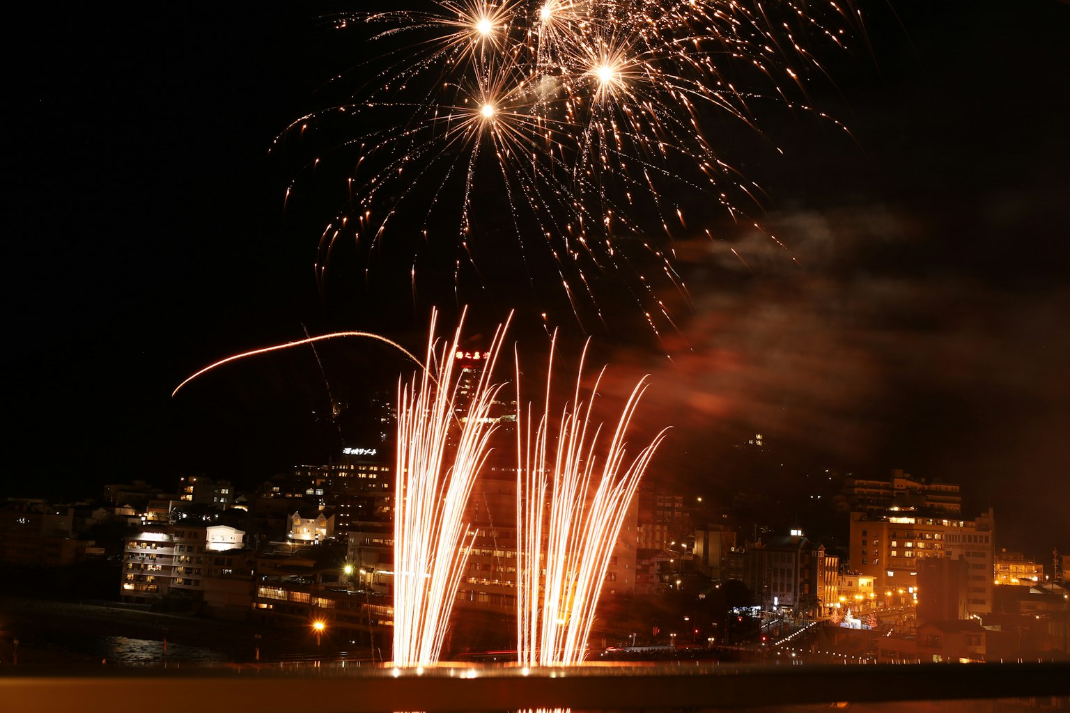 Fuochi d'artificio che illuminano il cielo notturno su uno skyline cittadino