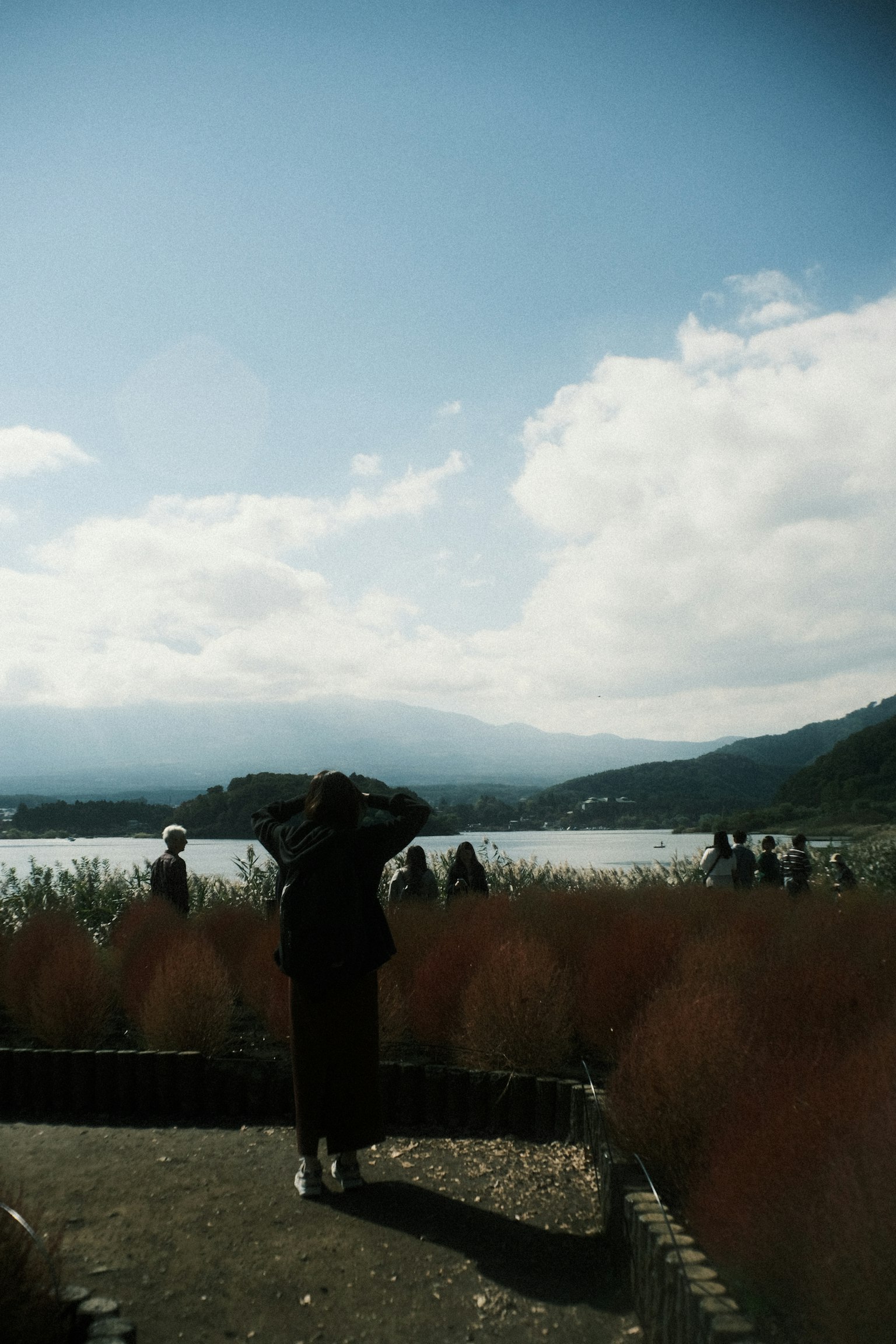 湖泊和山脈的風景，聚集著人們