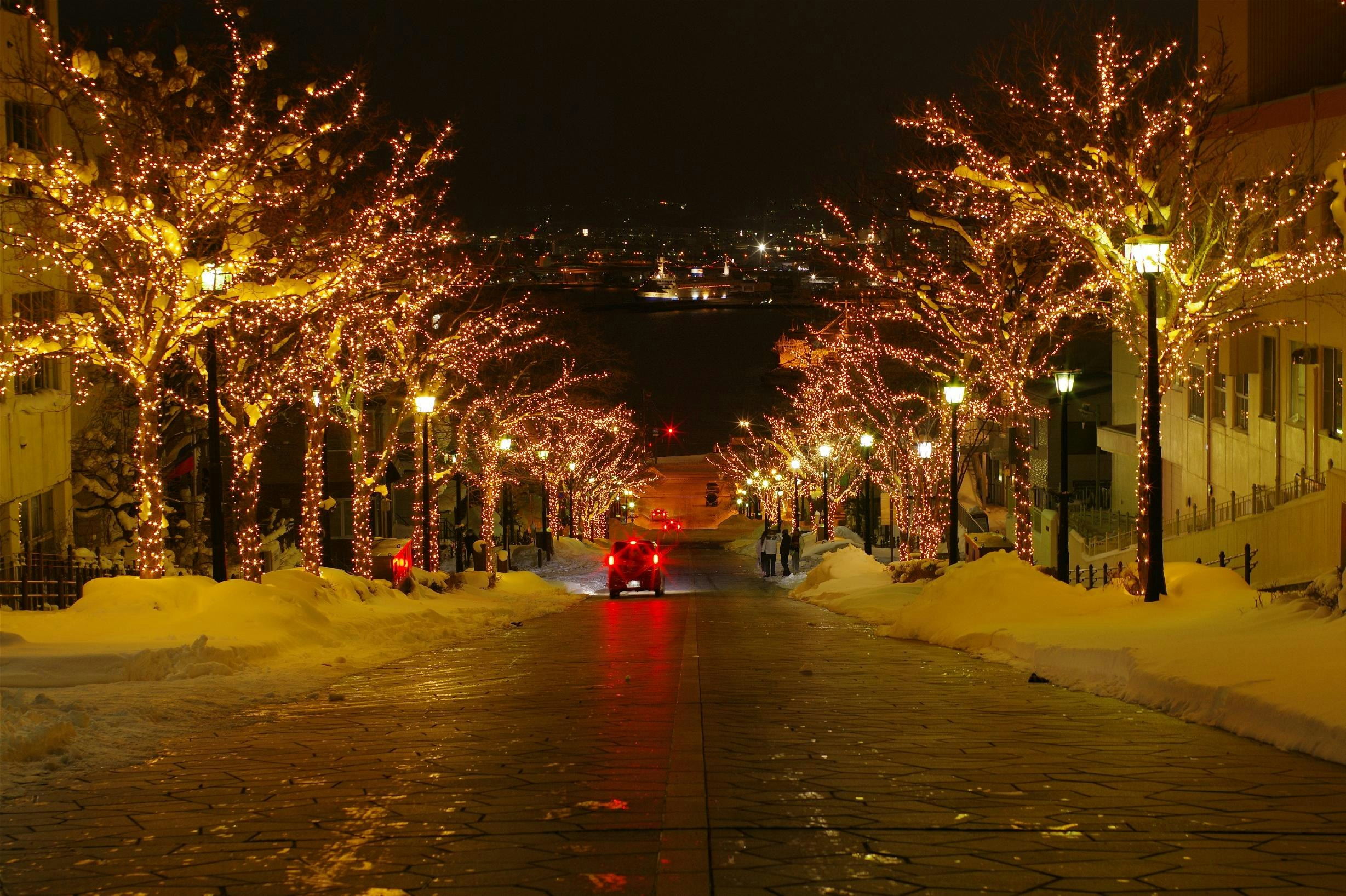Yahatazaka illuminated night scene with remaining snow