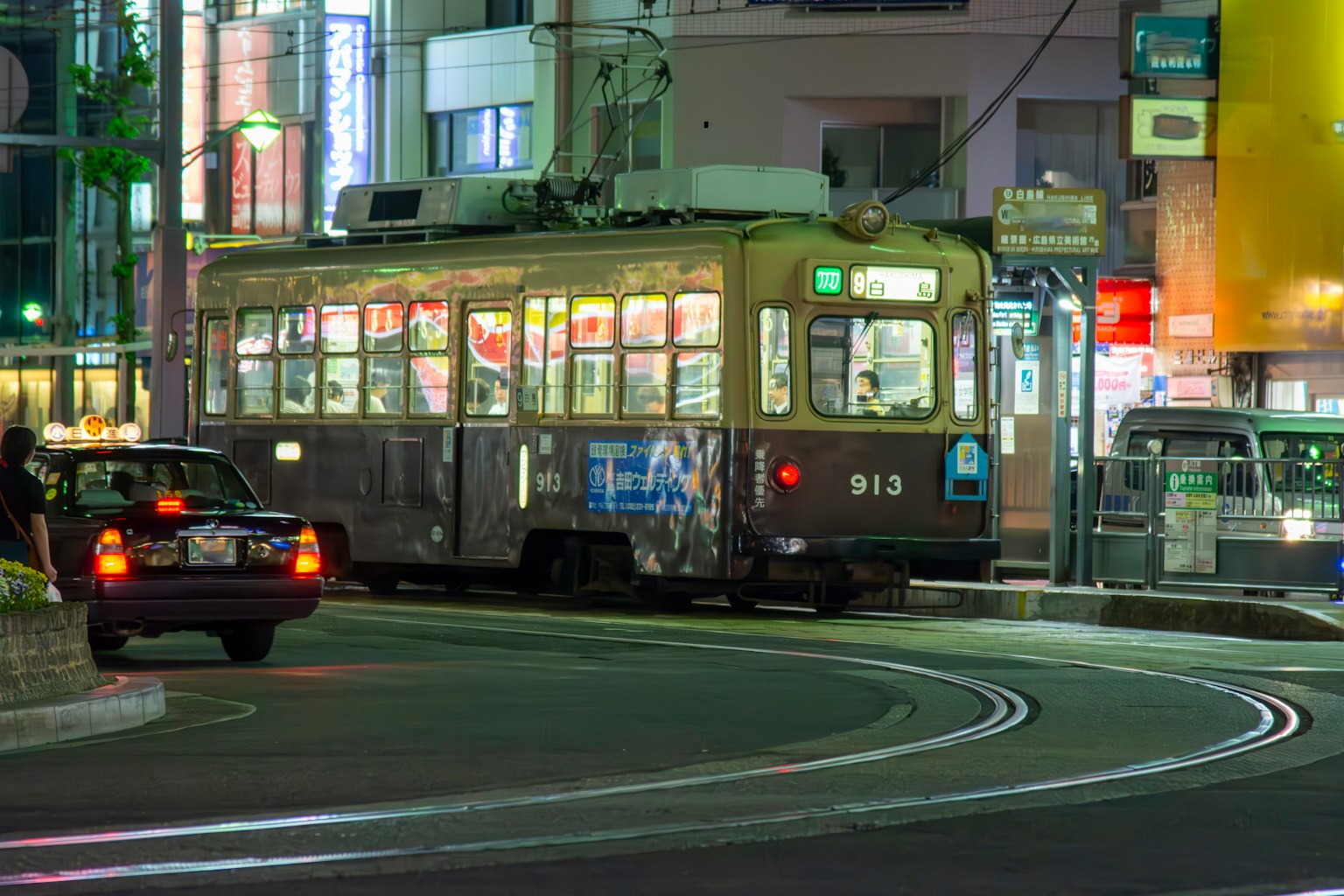 夜晚停在城市角落的老式电车和出租车