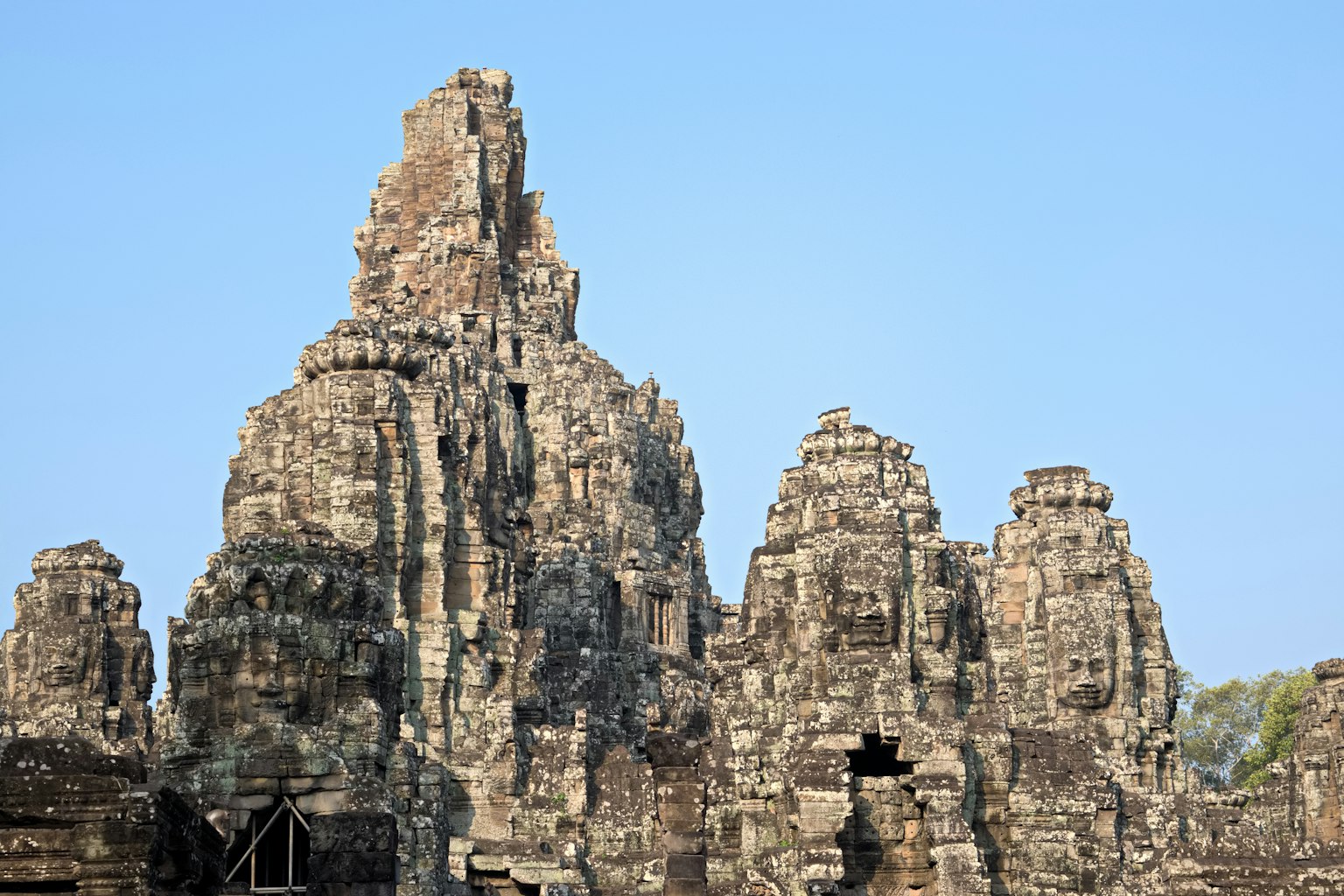 Parte della maestosa architettura in pietra del tempio Bayon ad Angkor