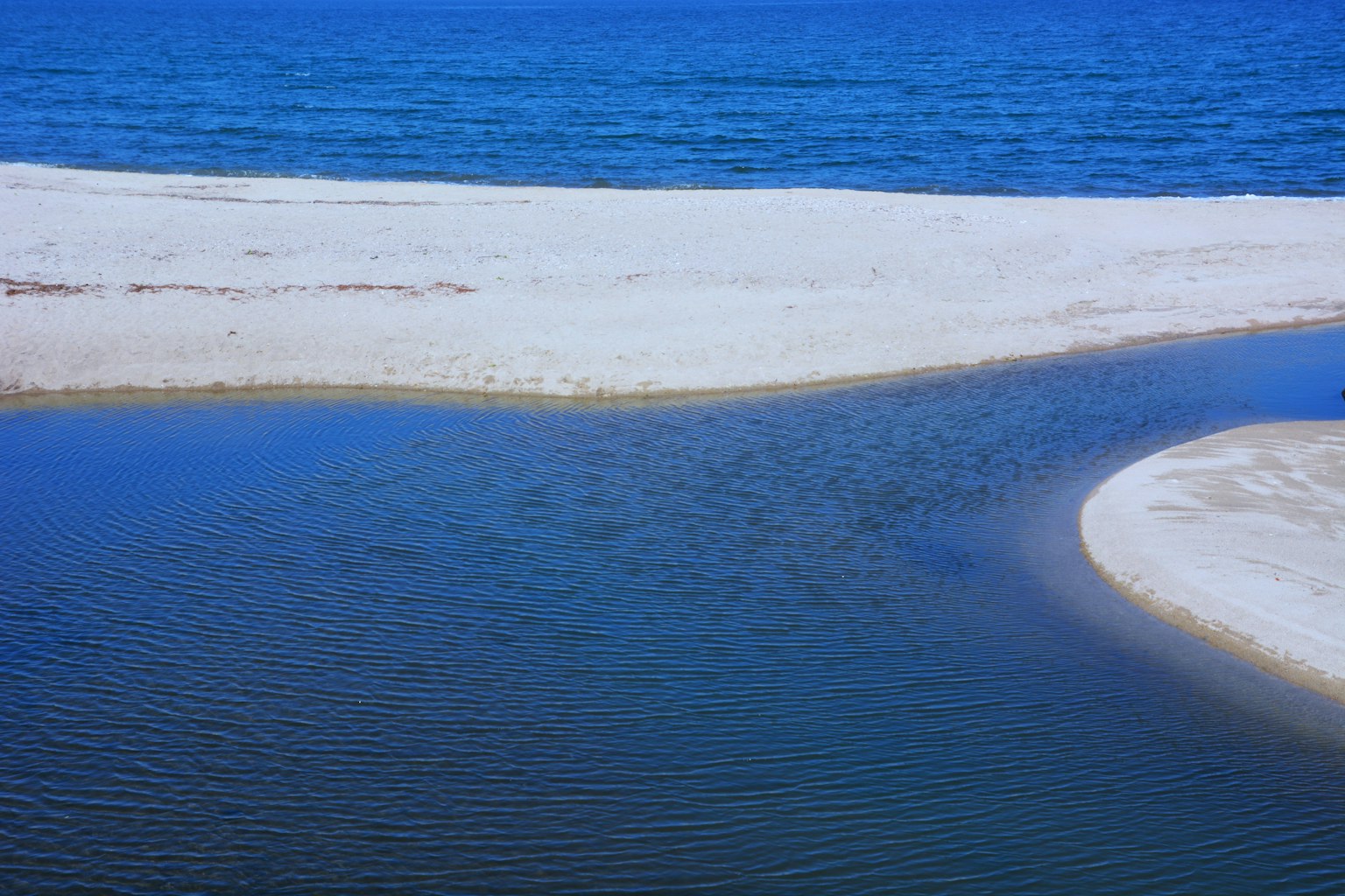 Schöne Landschaft mit blauem Meer und weißem Sandstrand