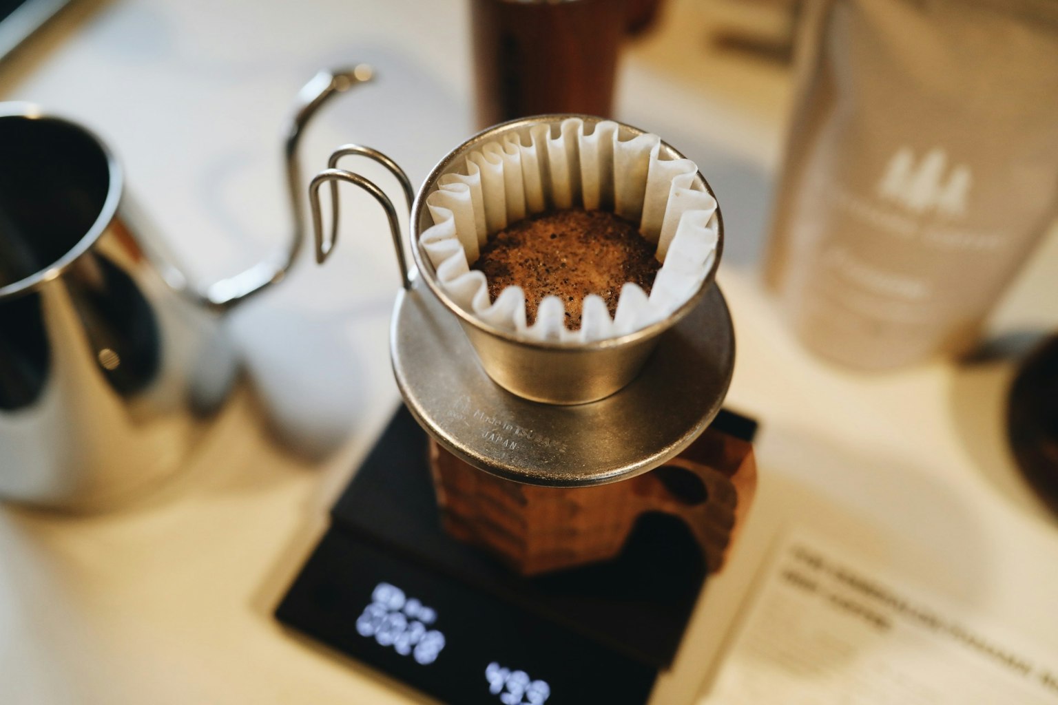 Saringan kopi dan timbangan di atas meja dengan peralatan penyeduhan