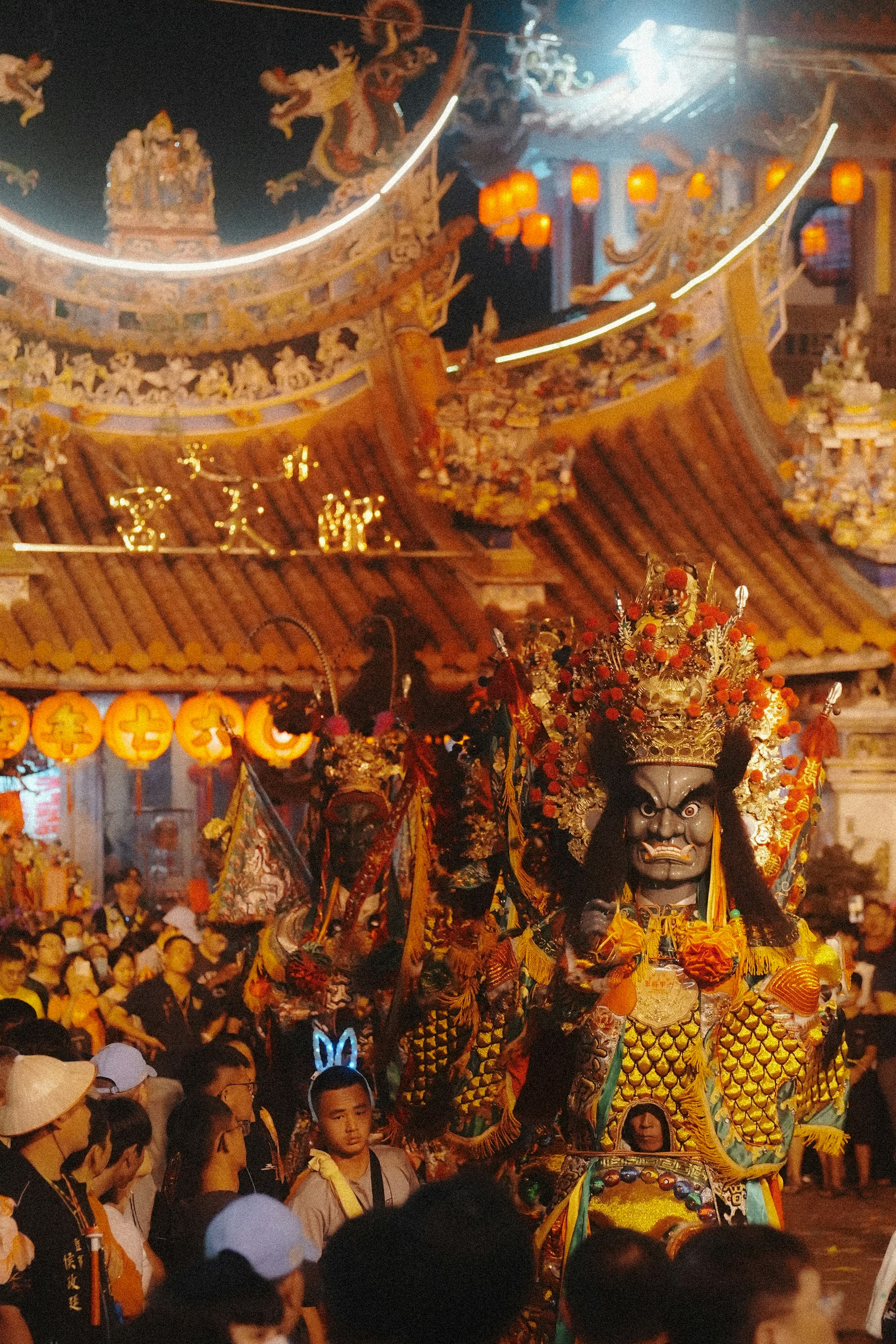 熱鬧な寺院の祭りで飾られた神輿と人々の群れ