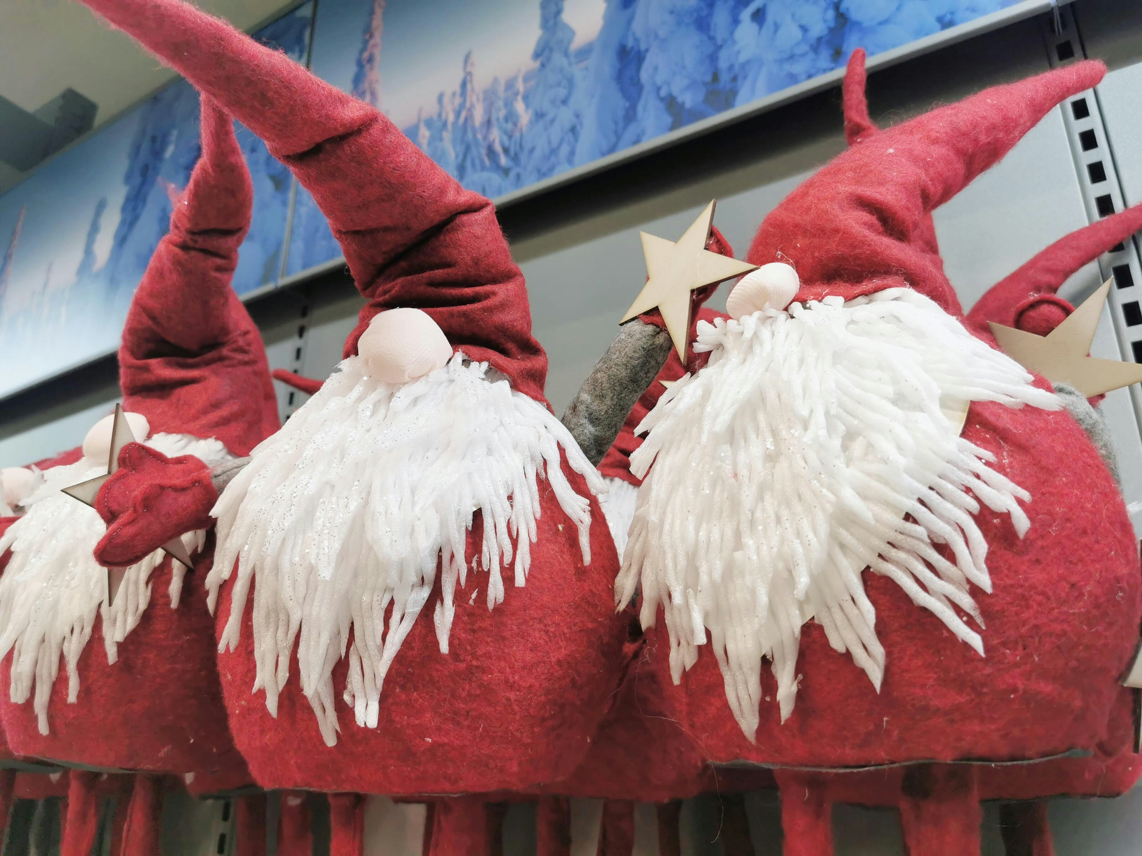 peluche di Babbo Natale rosse allineate come decorazioni da vetrina