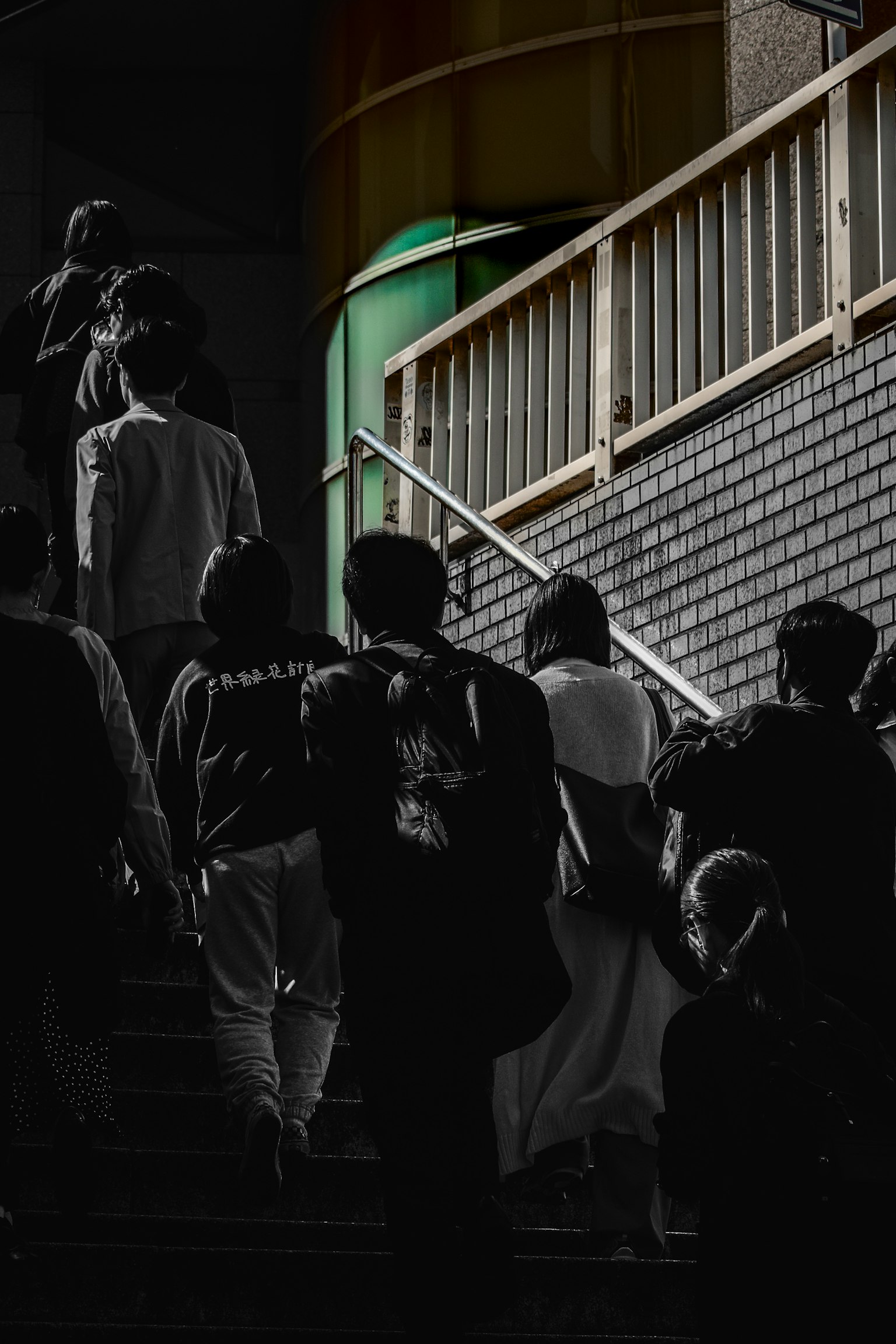 Silhouettes de personnes montant des escaliers avec un arrière-plan coloré