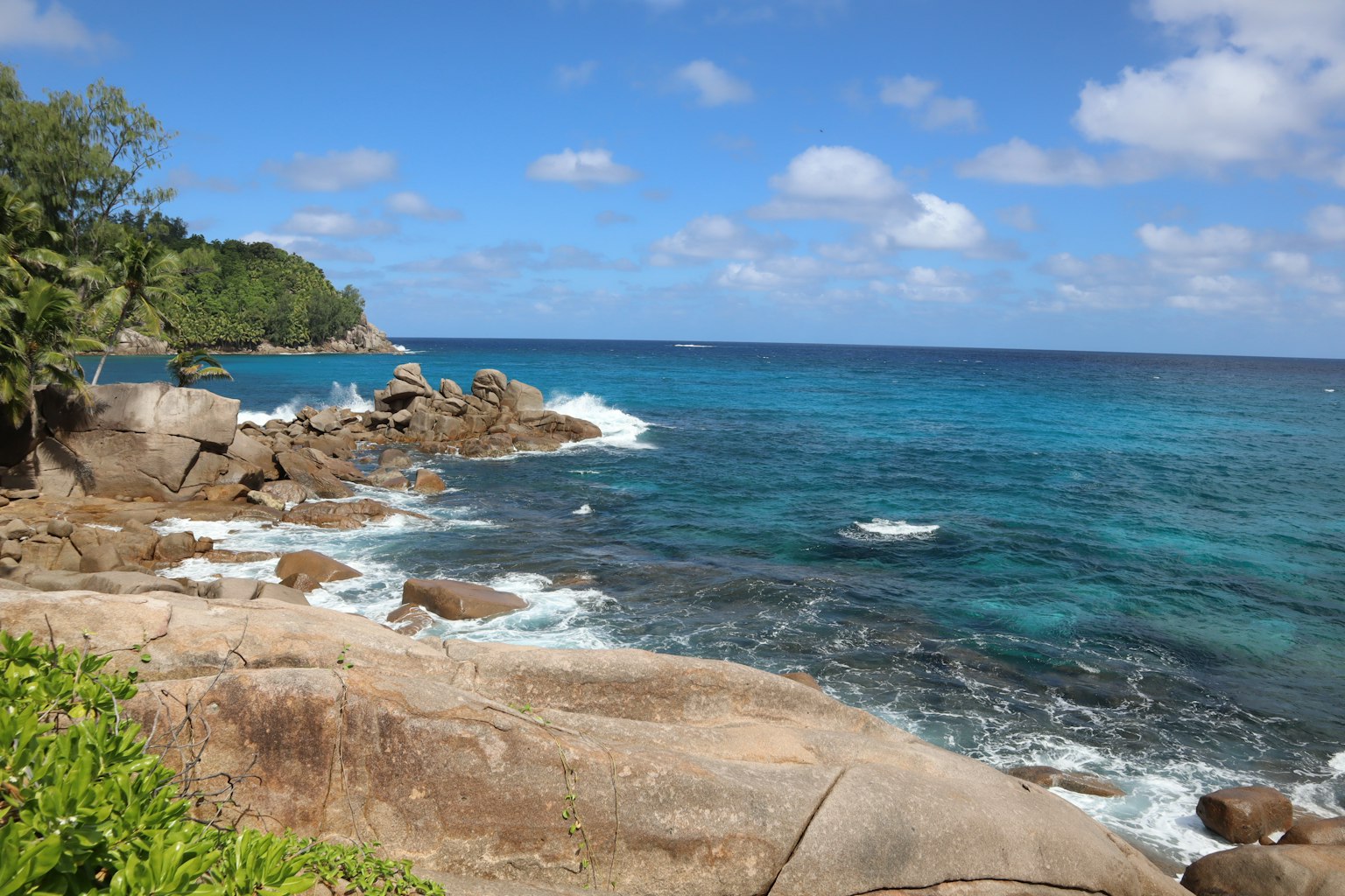 Vue pittoresque d'une plage rocheuse avec de l'eau turquoise et un ciel bleu