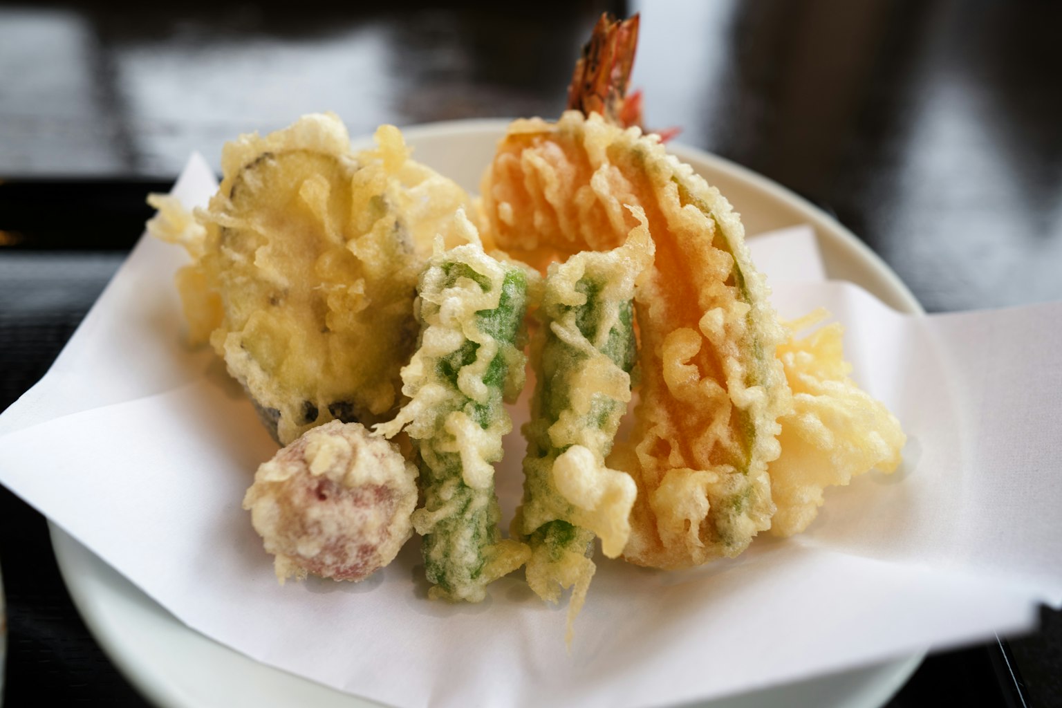 เทมปุระรวมที่มีผักและกุ้งหลากหลายชนิด